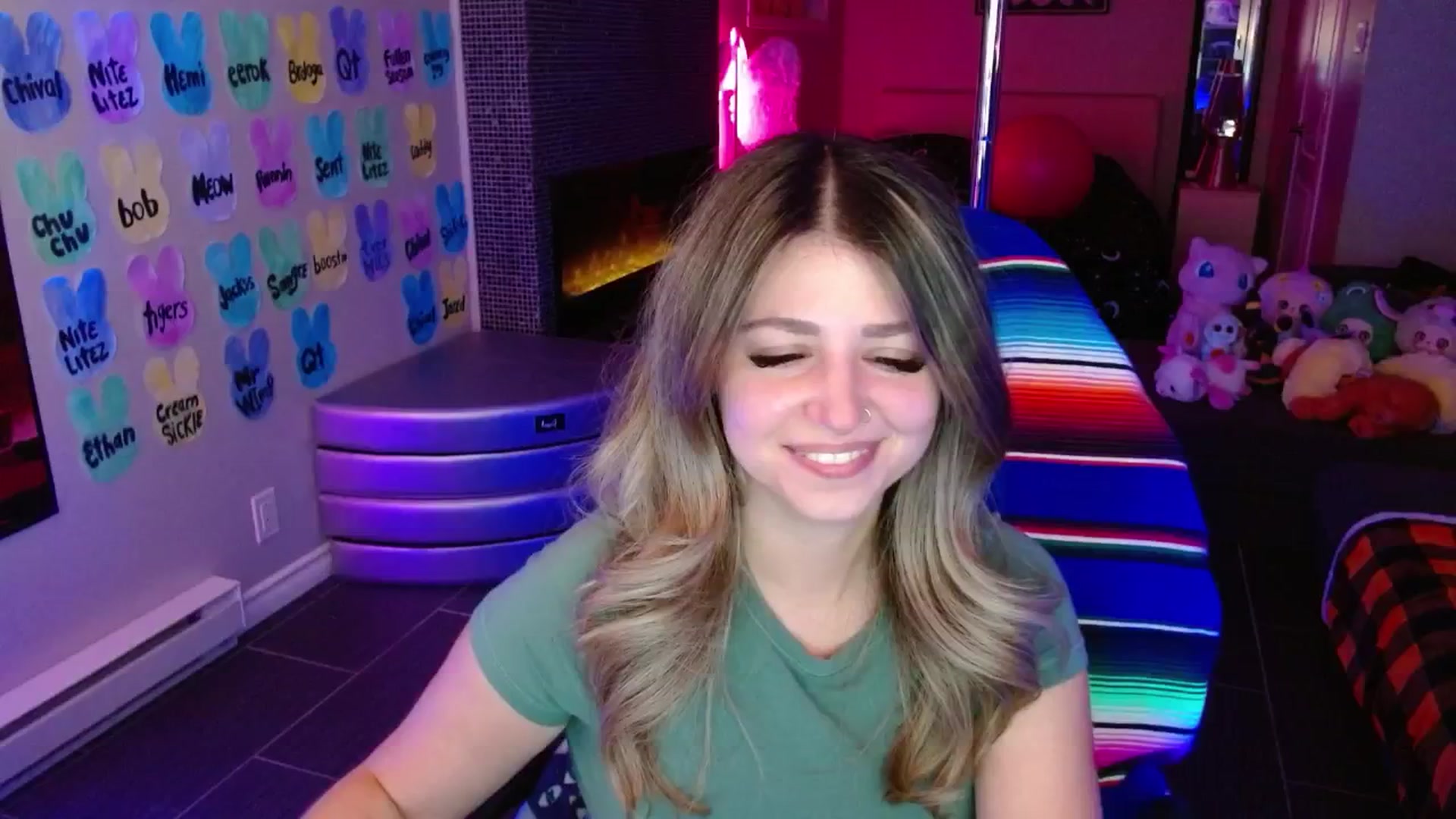 Gallery image thumbnail from Serafina's myfreecams stream on, 04/22/2026, 04:27 image 16 of 20
