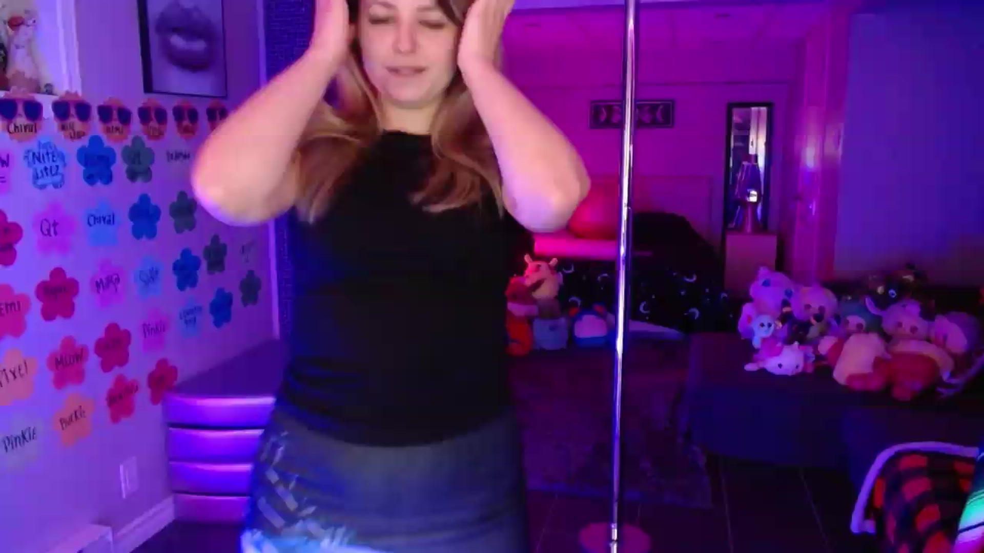 Gallery image thumbnail from Serafina's myfreecams stream on, 07/27/2026, 03:33 image 16 of 20