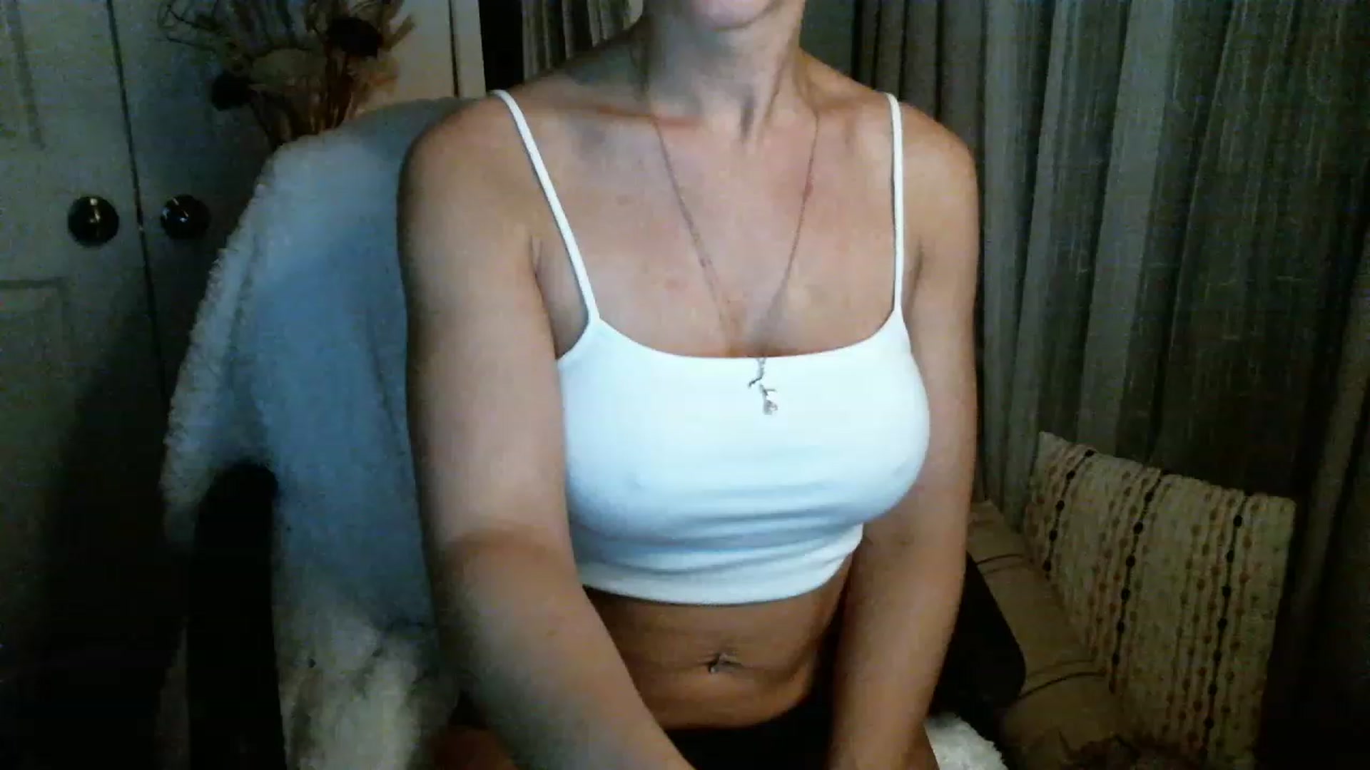 Gallery image thumbnail from SeraphinaR's myfreecams stream on, 11/22/2022, 03:13 image 14 of 20