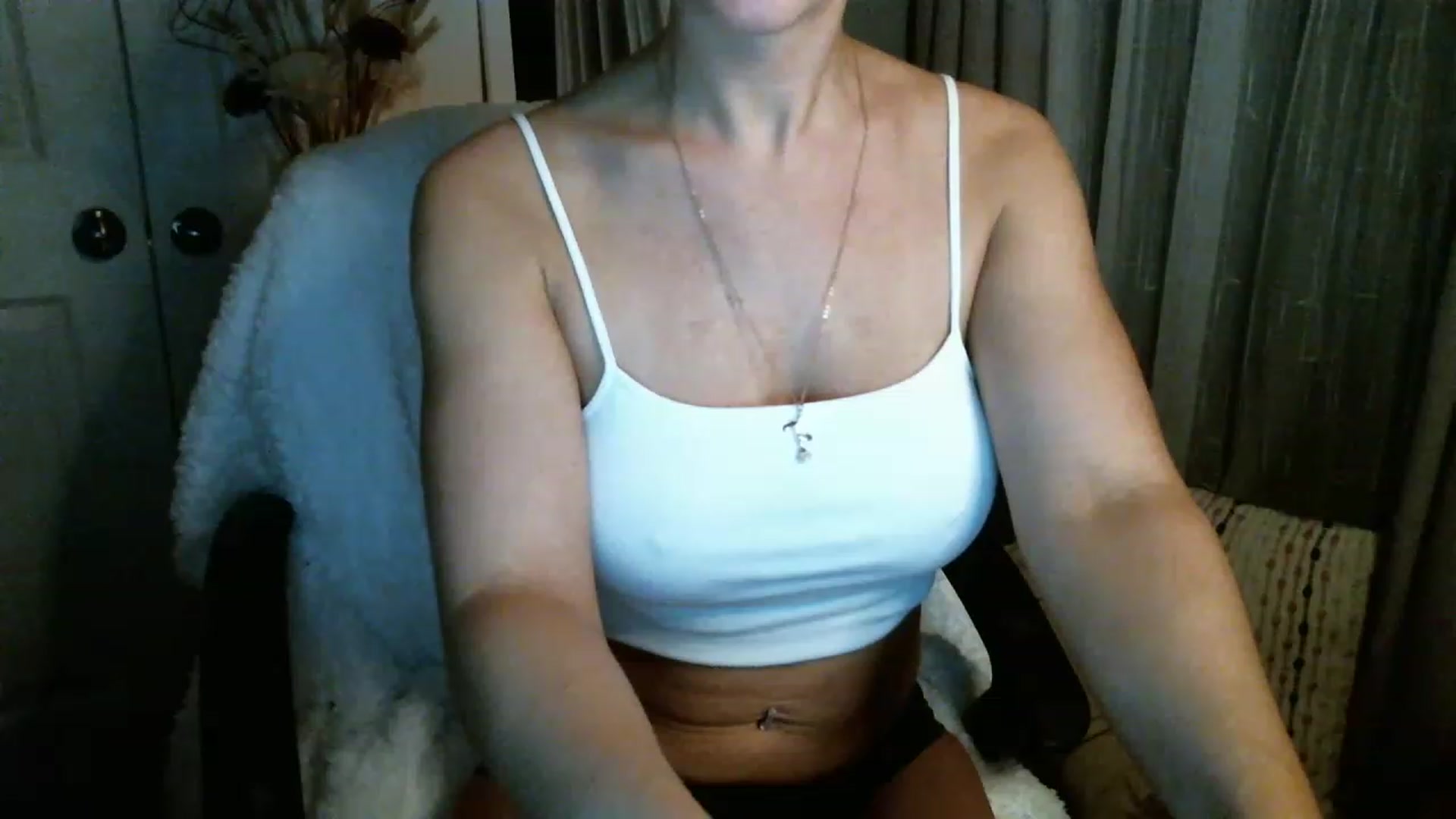 Gallery image thumbnail from SeraphinaR's myfreecams stream on, 11/22/2022, 03:13 image 16 of 20