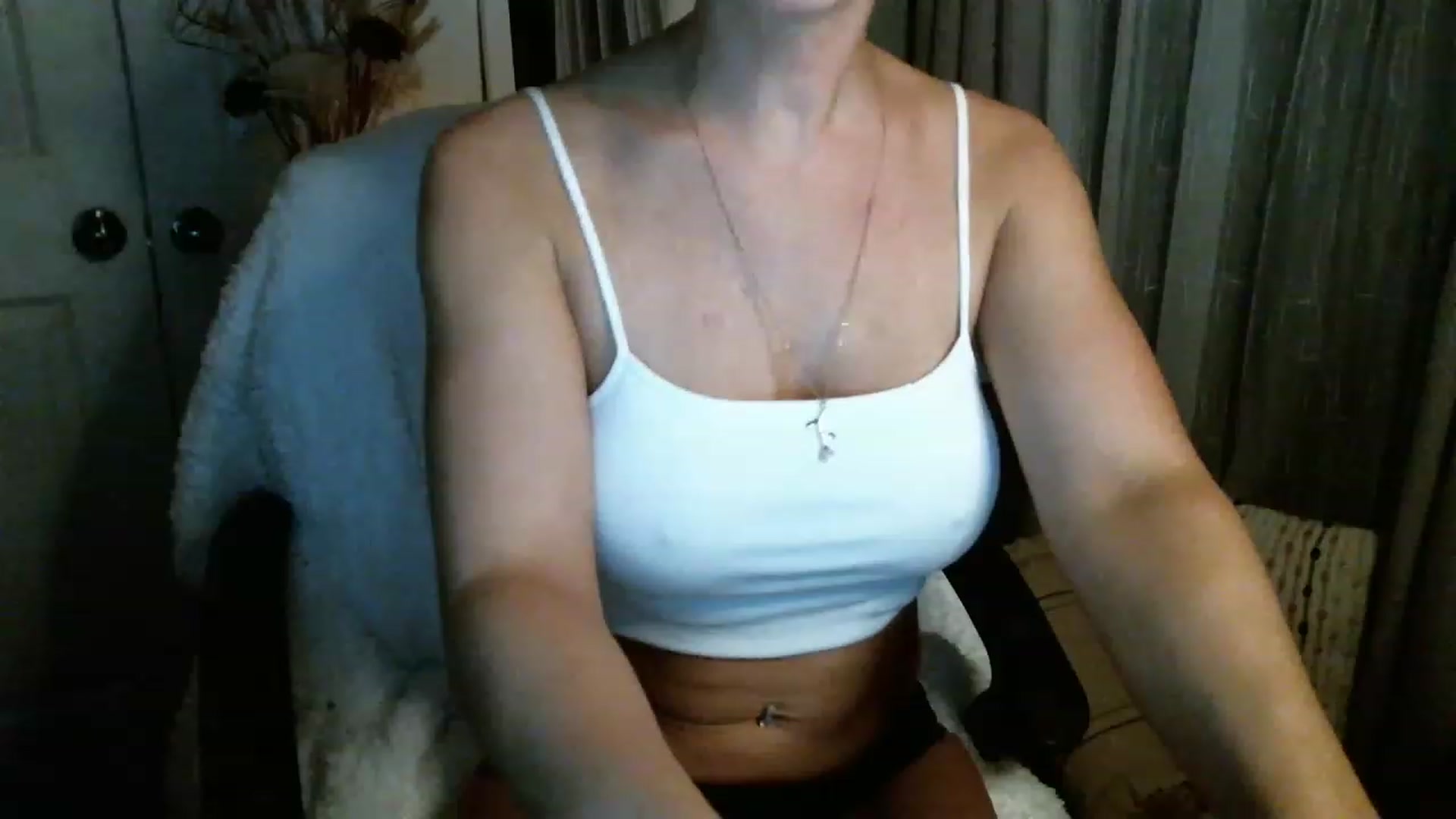 Gallery image thumbnail from SeraphinaR's myfreecams stream on, 11/22/2022, 03:13 image 15 of 20