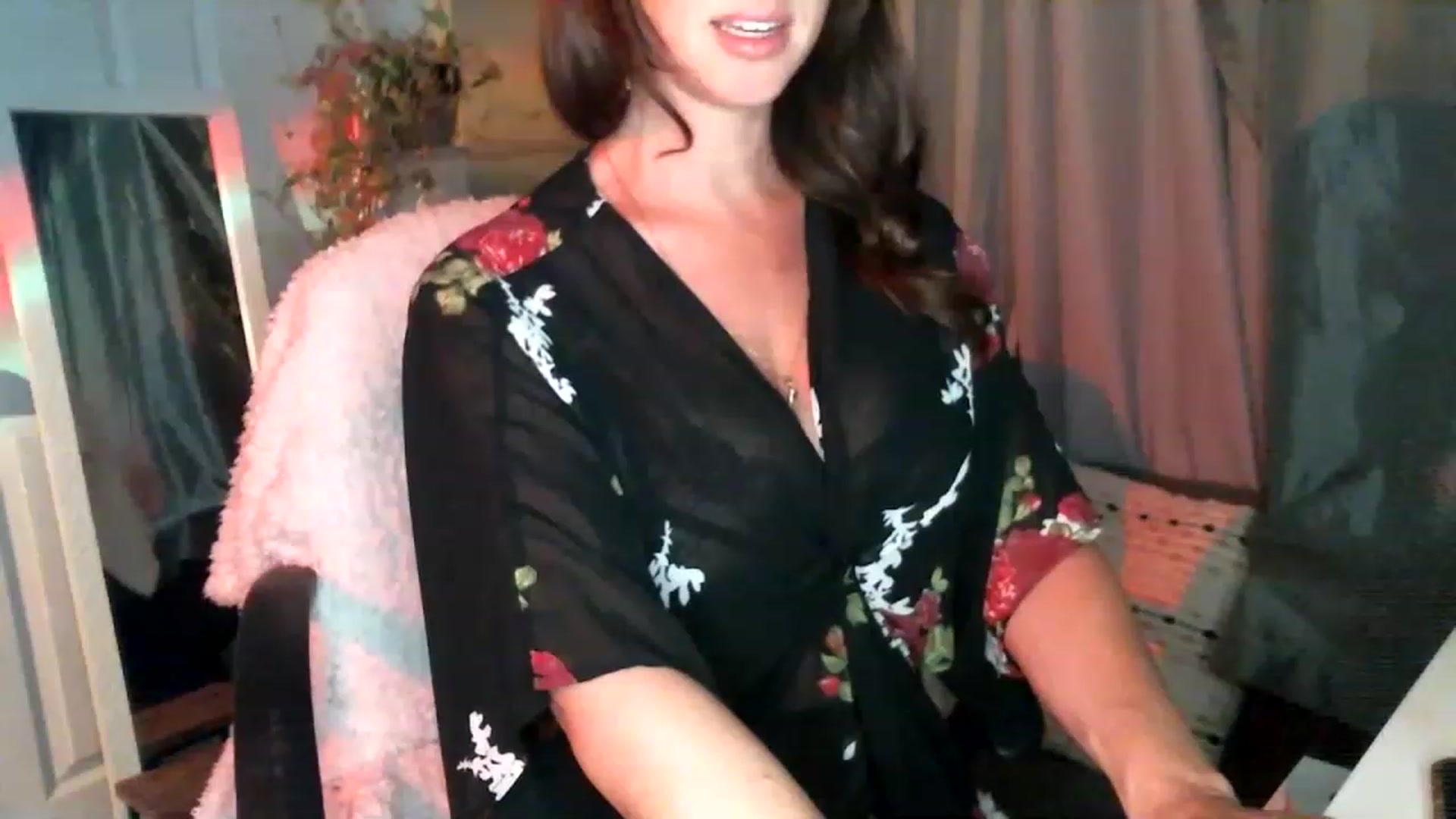 Gallery image thumbnail from SeraphinaR's myfreecams stream on, 06/02/2023, 02:38 image 4 of 20