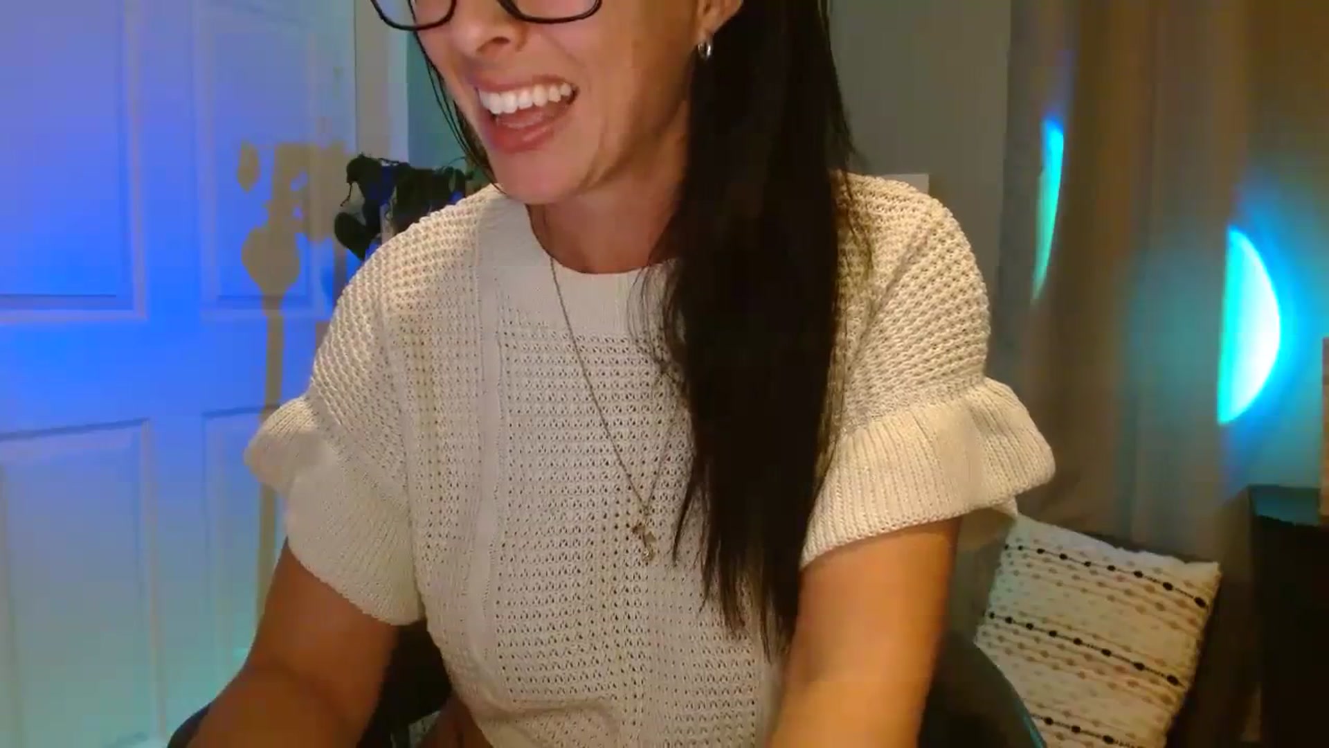 Gallery image thumbnail from SeraphinaR's myfreecams stream on, 09/19/2023, 01:32 image 18 of 20