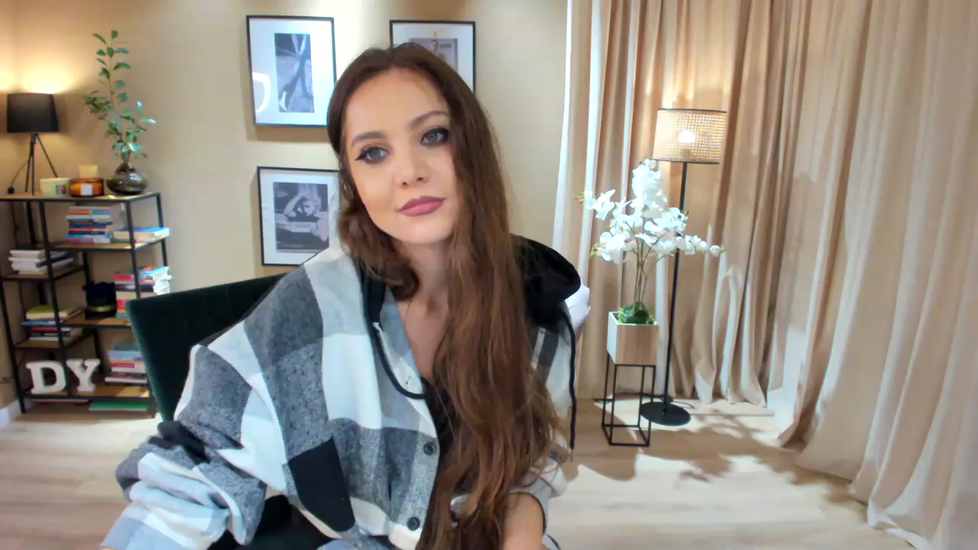 Gallery image thumbnail from SerenDYpity's myfreecams stream on, 11/15/2022, 22:25 image 16 of 20