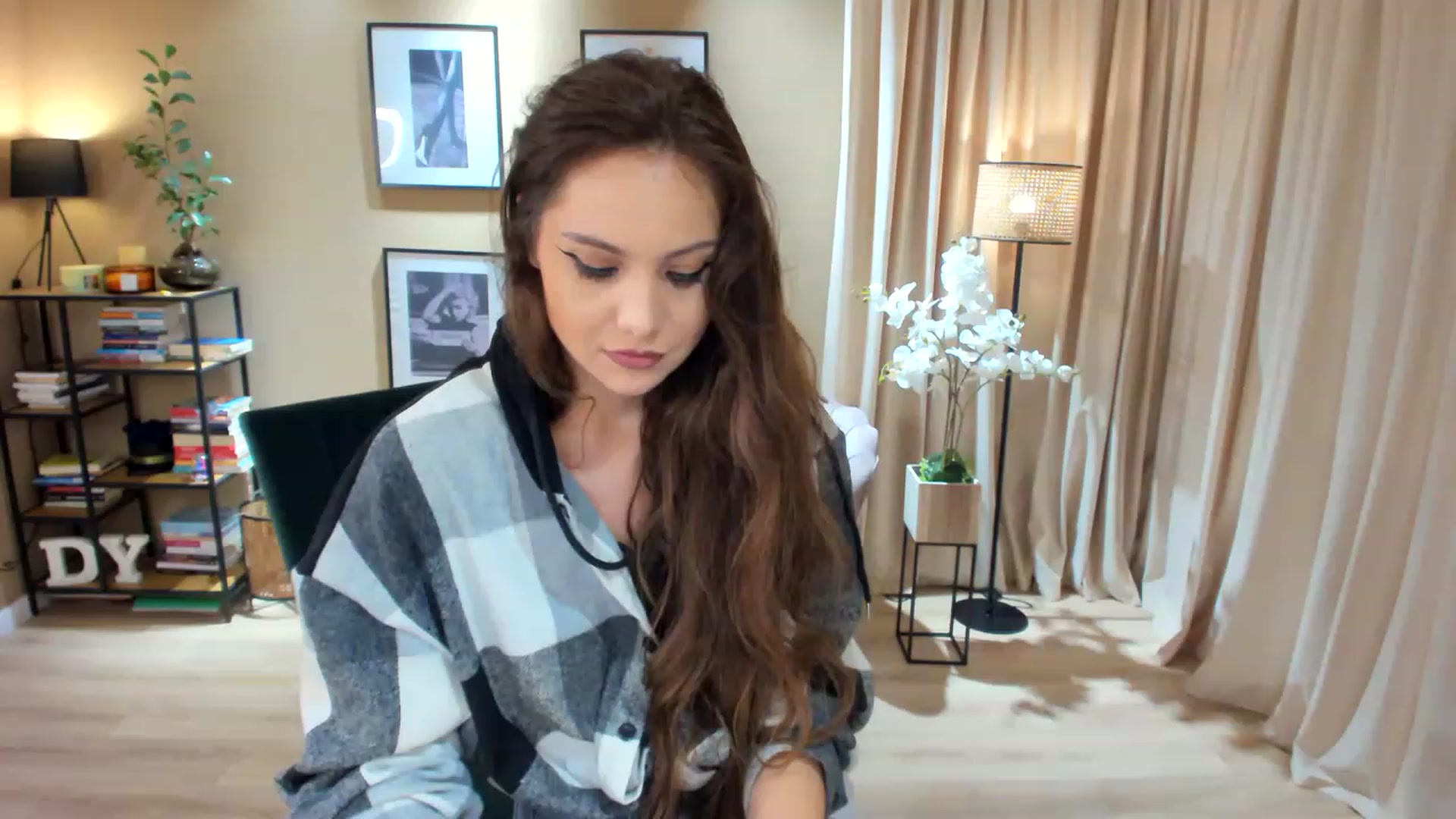 Gallery image thumbnail from SerenDYpity's myfreecams stream on, 11/15/2022, 22:25 image 6 of 20