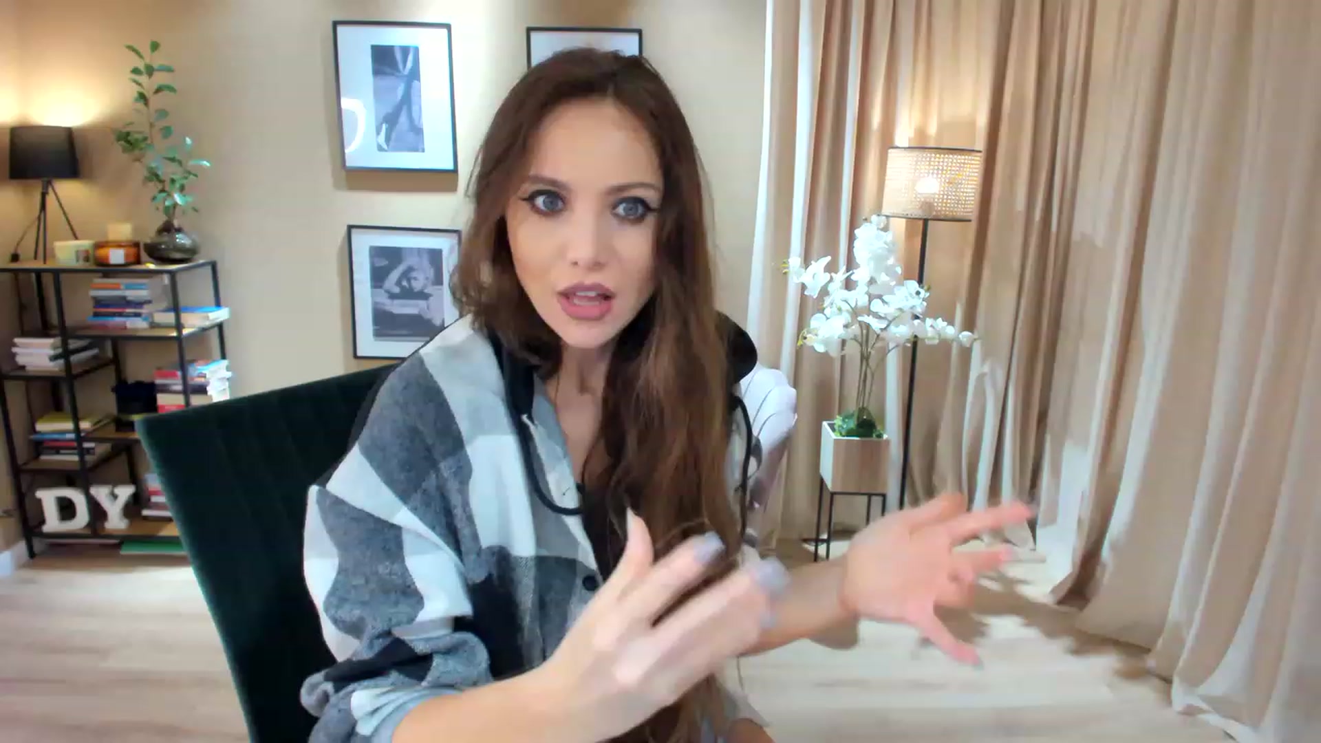 Gallery image thumbnail from SerenDYpity's myfreecams stream on, 11/15/2022, 22:25 image 11 of 20