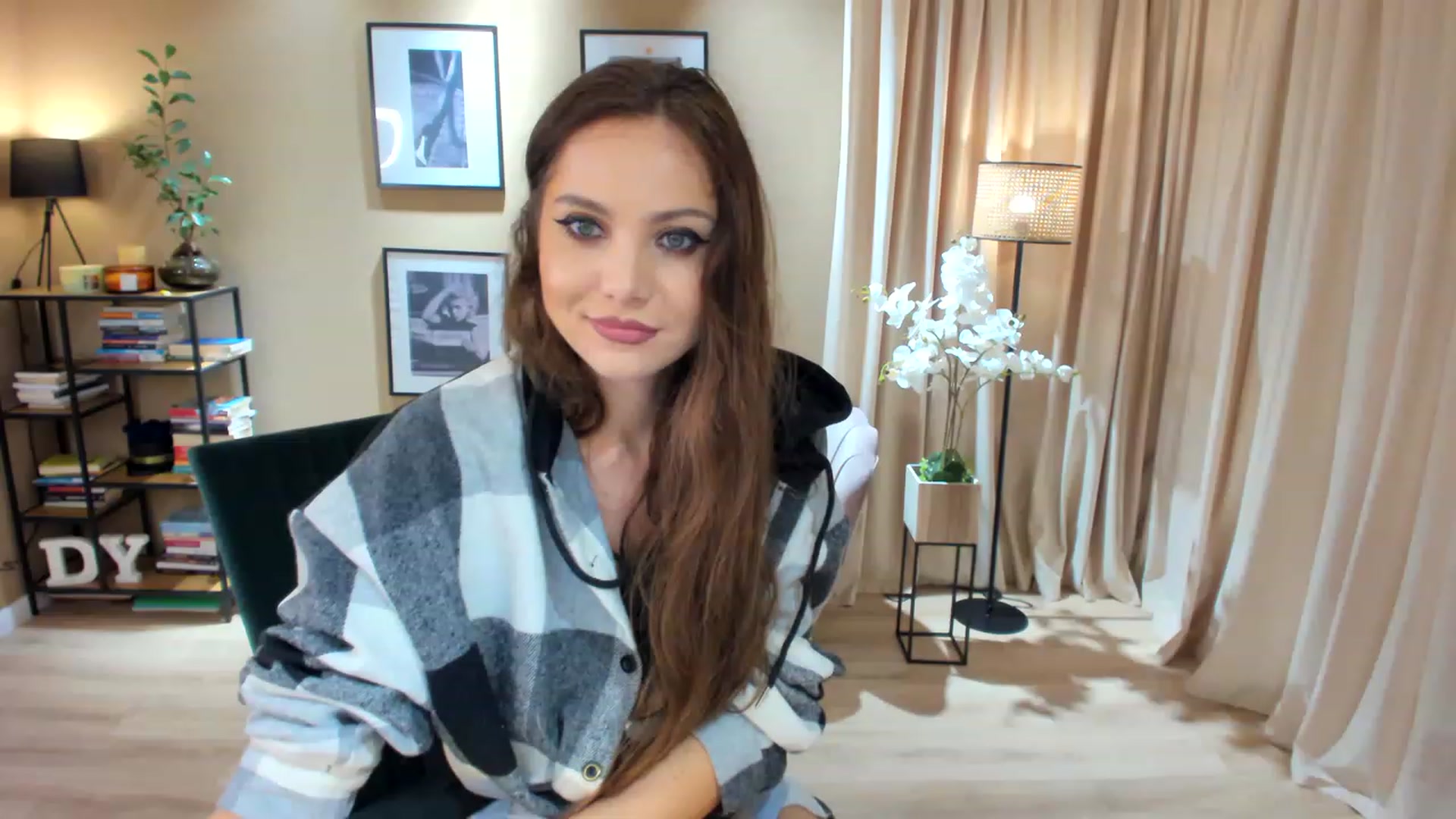 Gallery image thumbnail from SerenDYpity's myfreecams stream on, 11/15/2022, 22:25 image 12 of 20