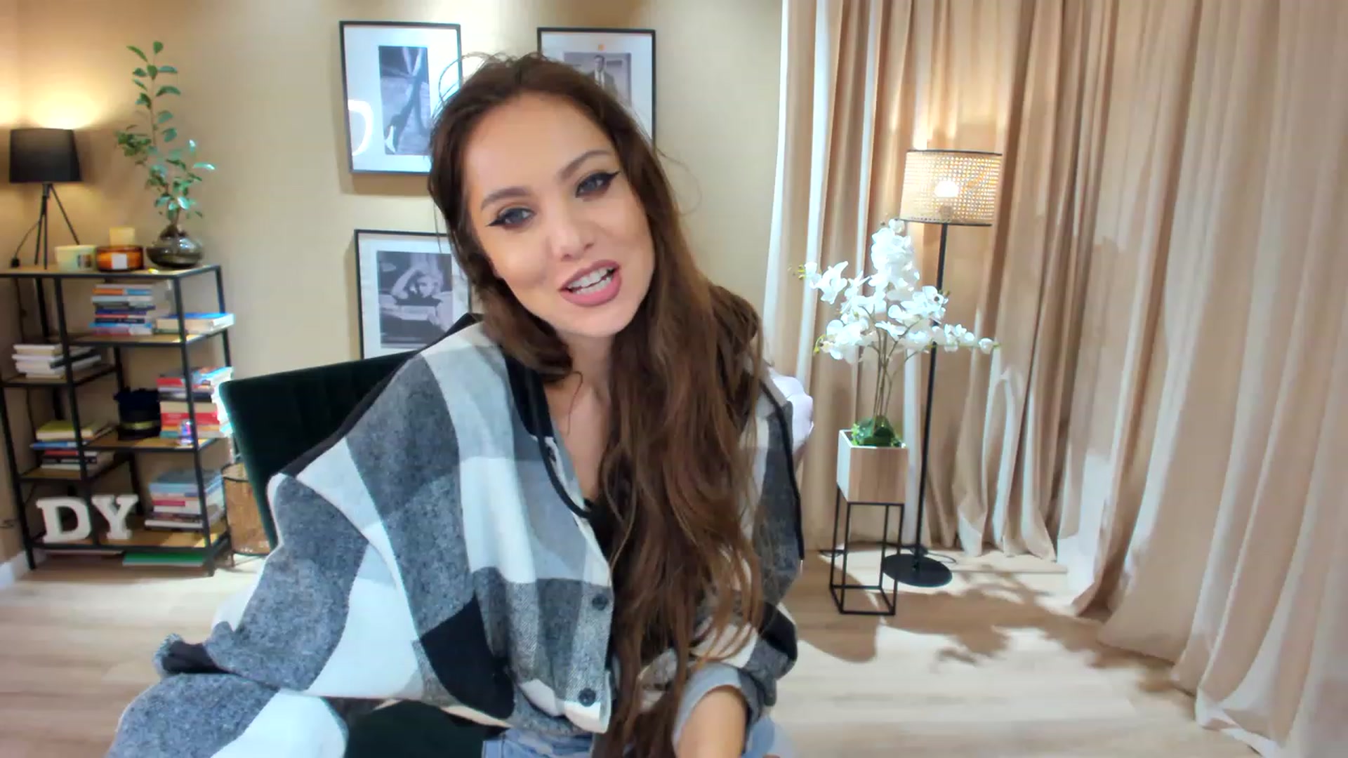 Gallery image thumbnail from SerenDYpity's myfreecams stream on, 11/15/2022, 22:25 image 7 of 20