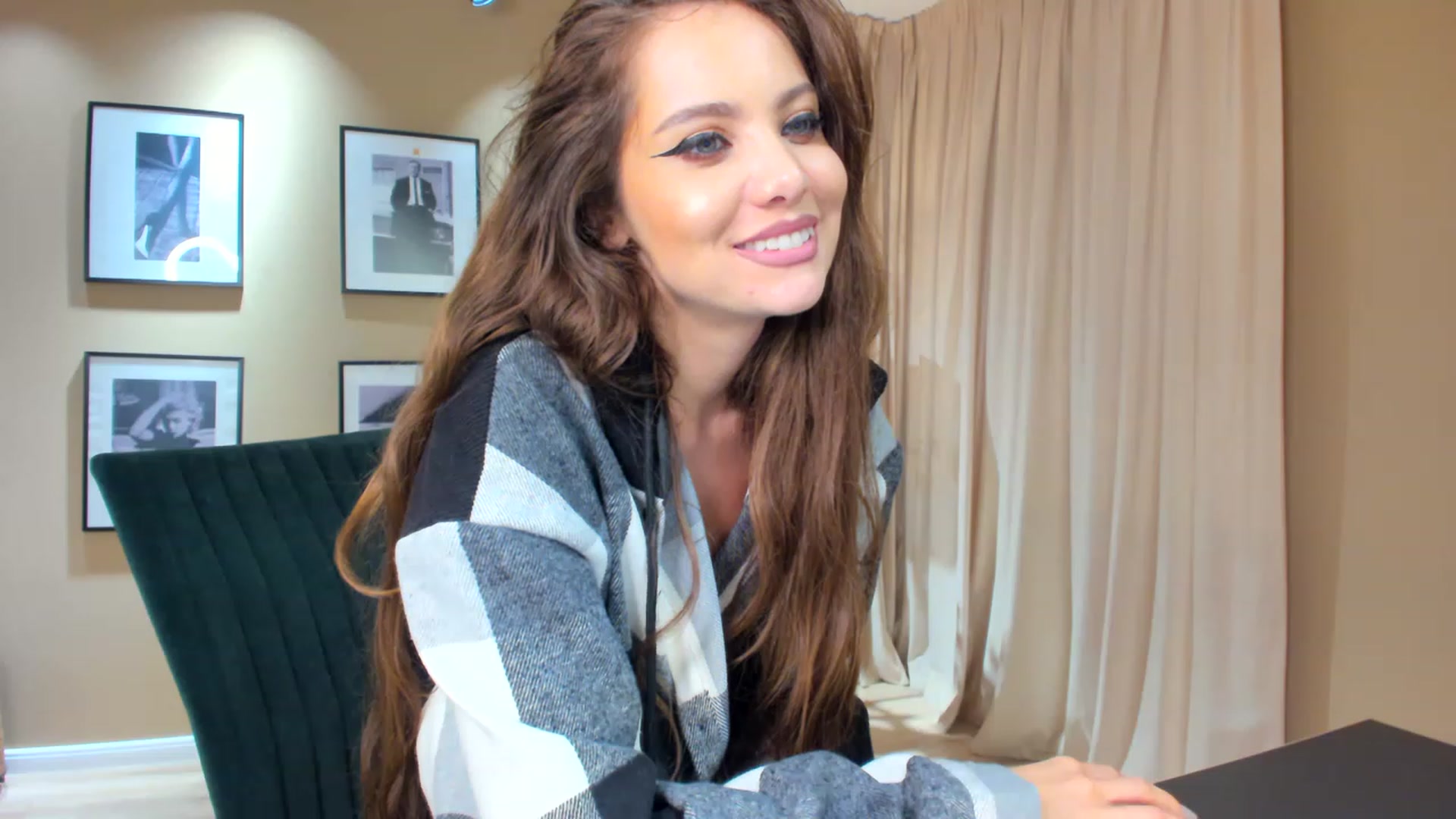 Gallery image thumbnail from SerenDYpity's myfreecams stream on, 11/16/2022, 24:54 image 10 of 20