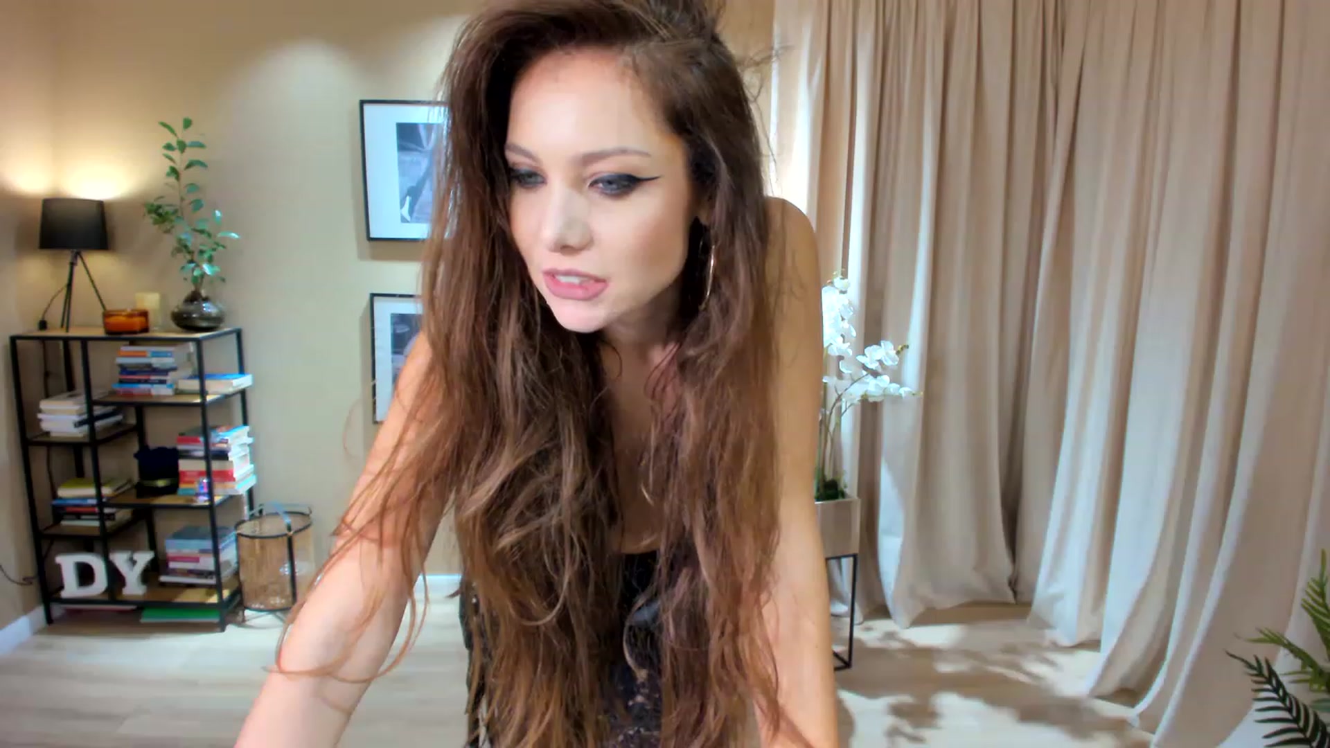 Gallery image thumbnail from SerenDYpity's myfreecams stream on, 11/19/2022, 21:43 image 17 of 20