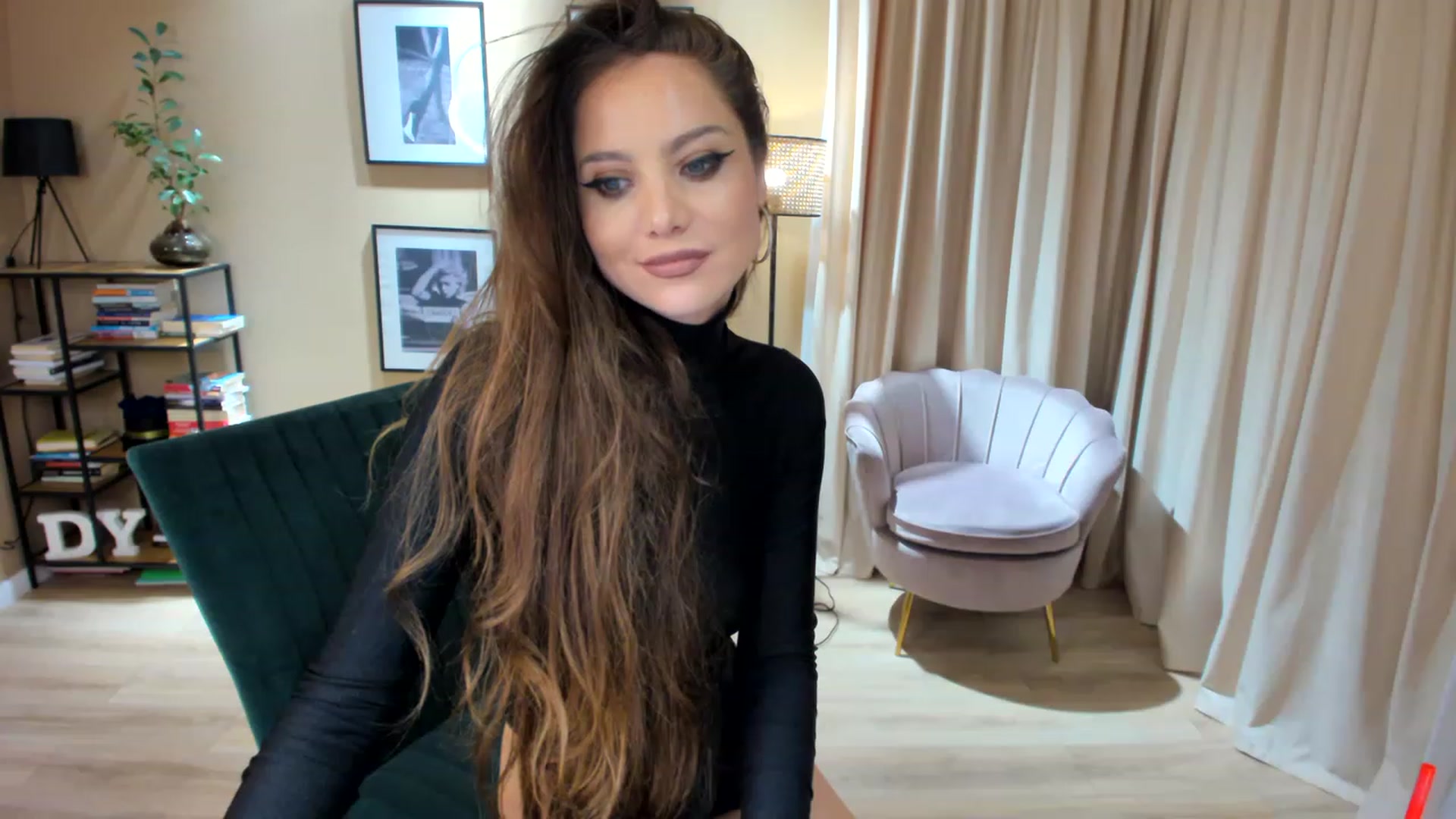 Gallery image thumbnail from SerenDYpity's myfreecams stream on, 11/26/2022, 22:37 image 2 of 20
