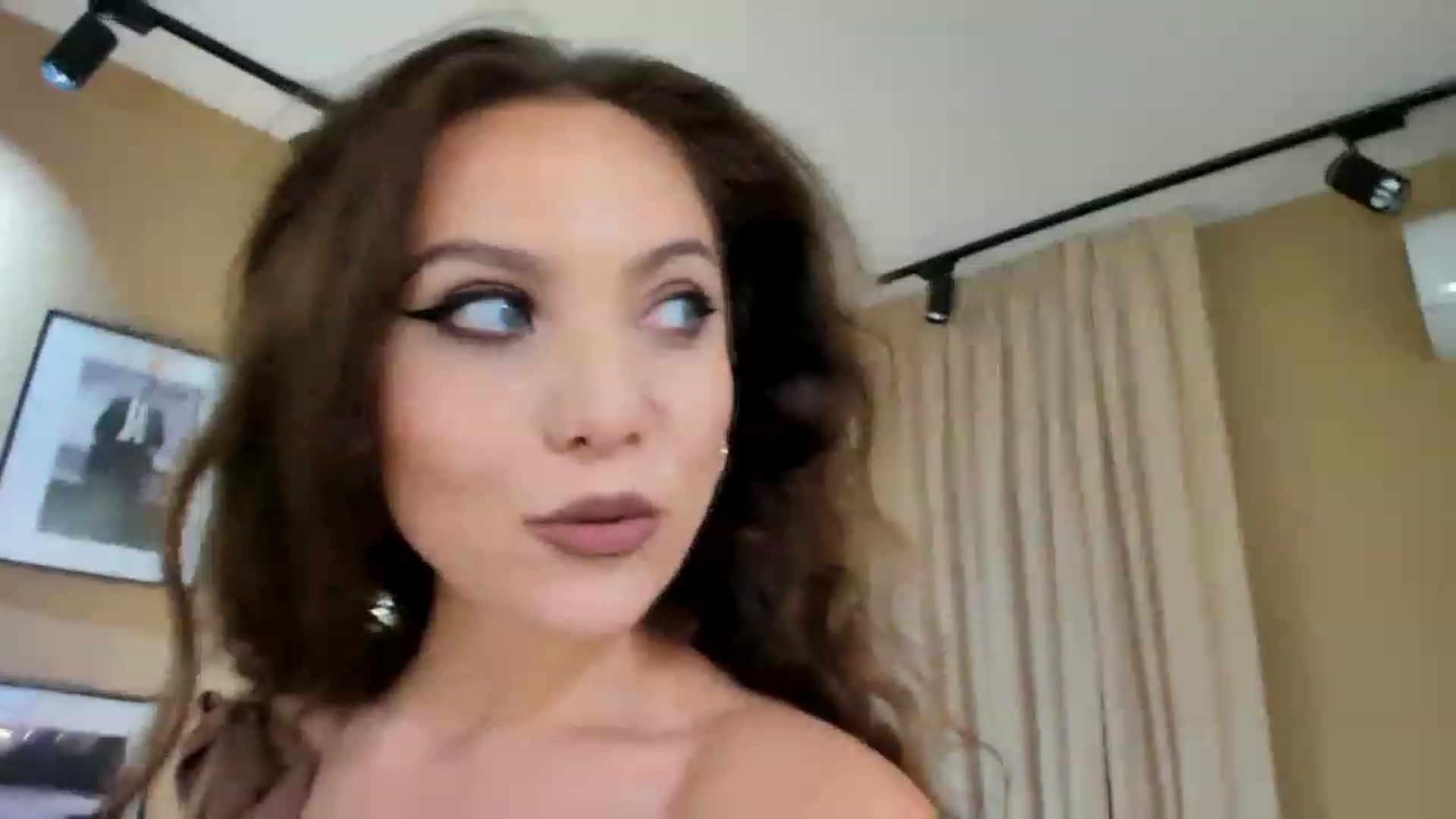 Gallery image thumbnail from SerenDYpity's myfreecams stream on, 12/18/2022, 22:37 image 17 of 20