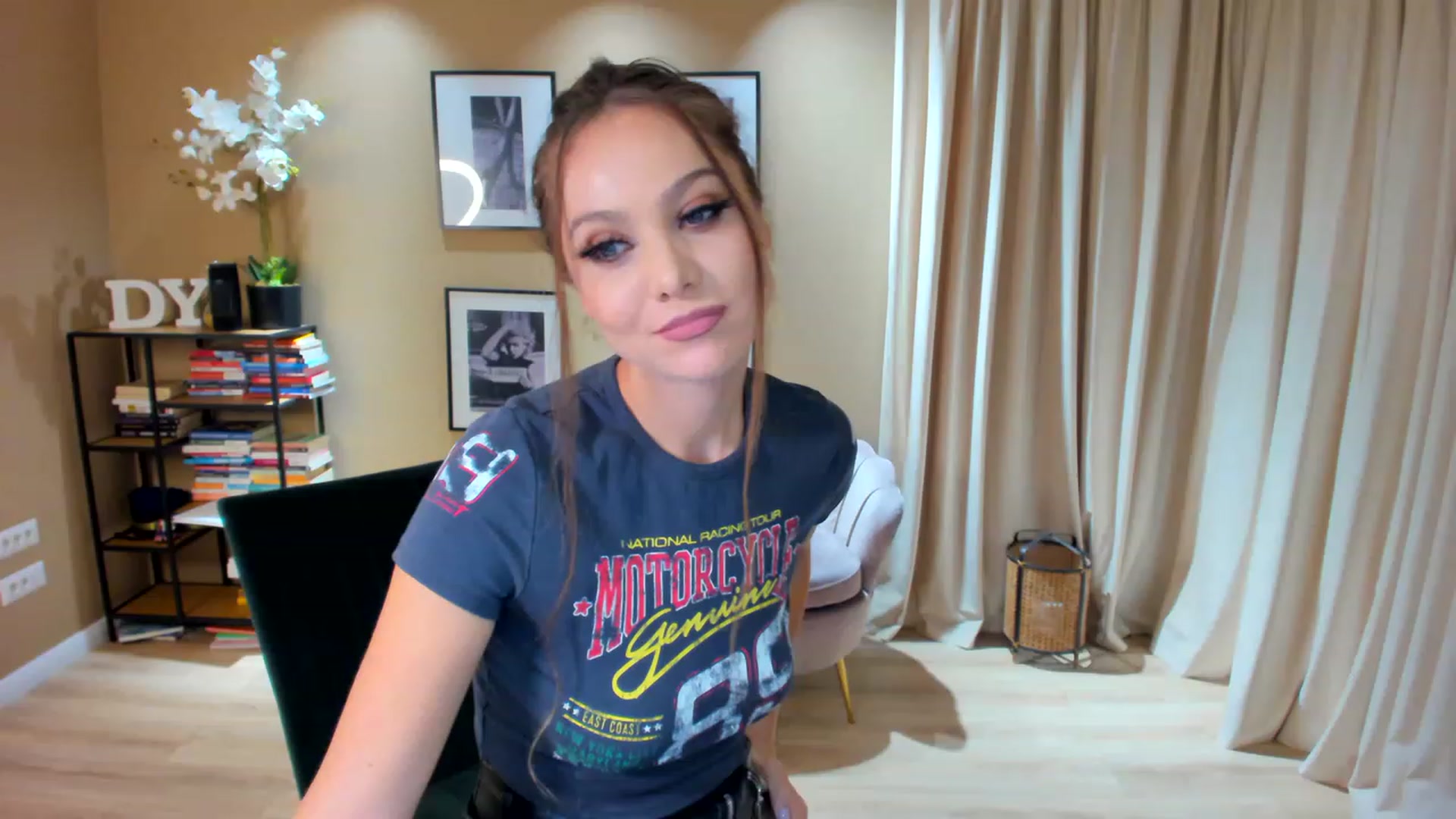 Gallery image thumbnail from SerenDYpity's myfreecams stream on, 02/03/2023, 23:06 image 3 of 20