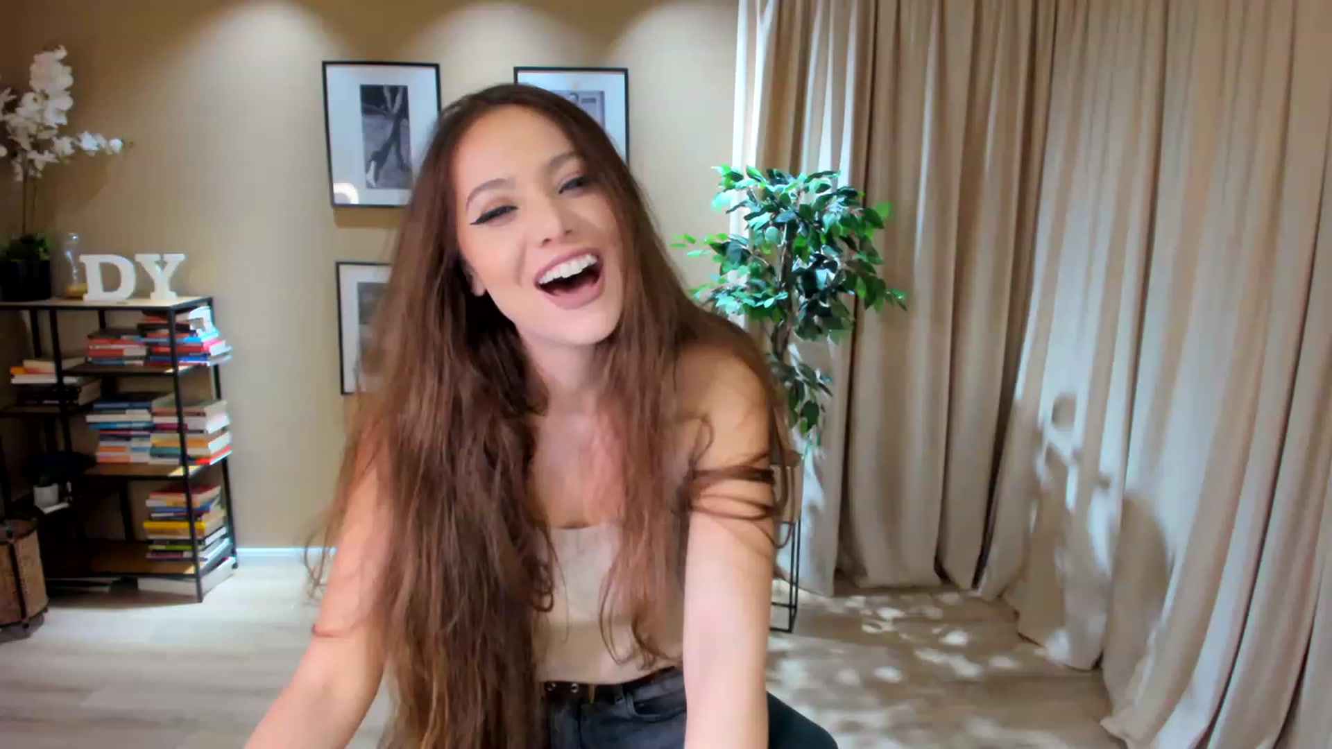 Gallery image thumbnail from SerenDYpity's myfreecams stream on, 03/13/2023, 21:53 image 15 of 20
