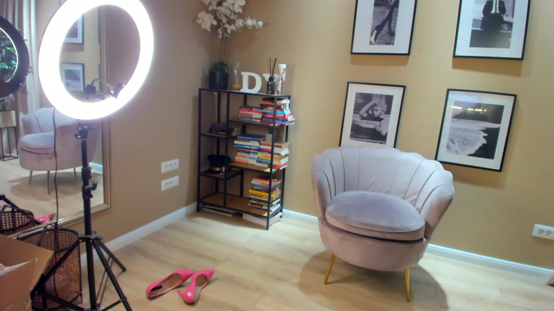 Gallery image thumbnail from SerenDYpity's myfreecams stream on, 03/22/2023, 24:01 image 1 of 20