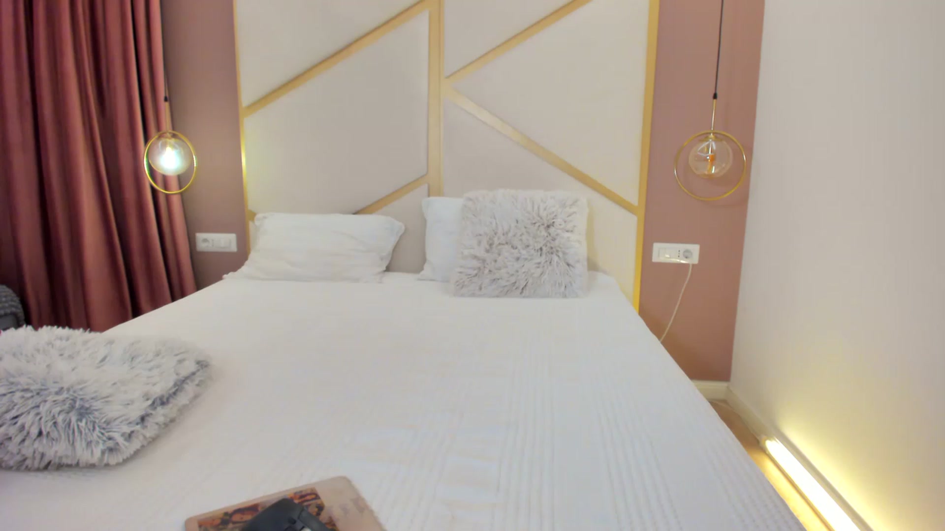 Gallery image thumbnail from SerenDYpity's myfreecams stream on, 04/02/2023, 20:21 image 2 of 20