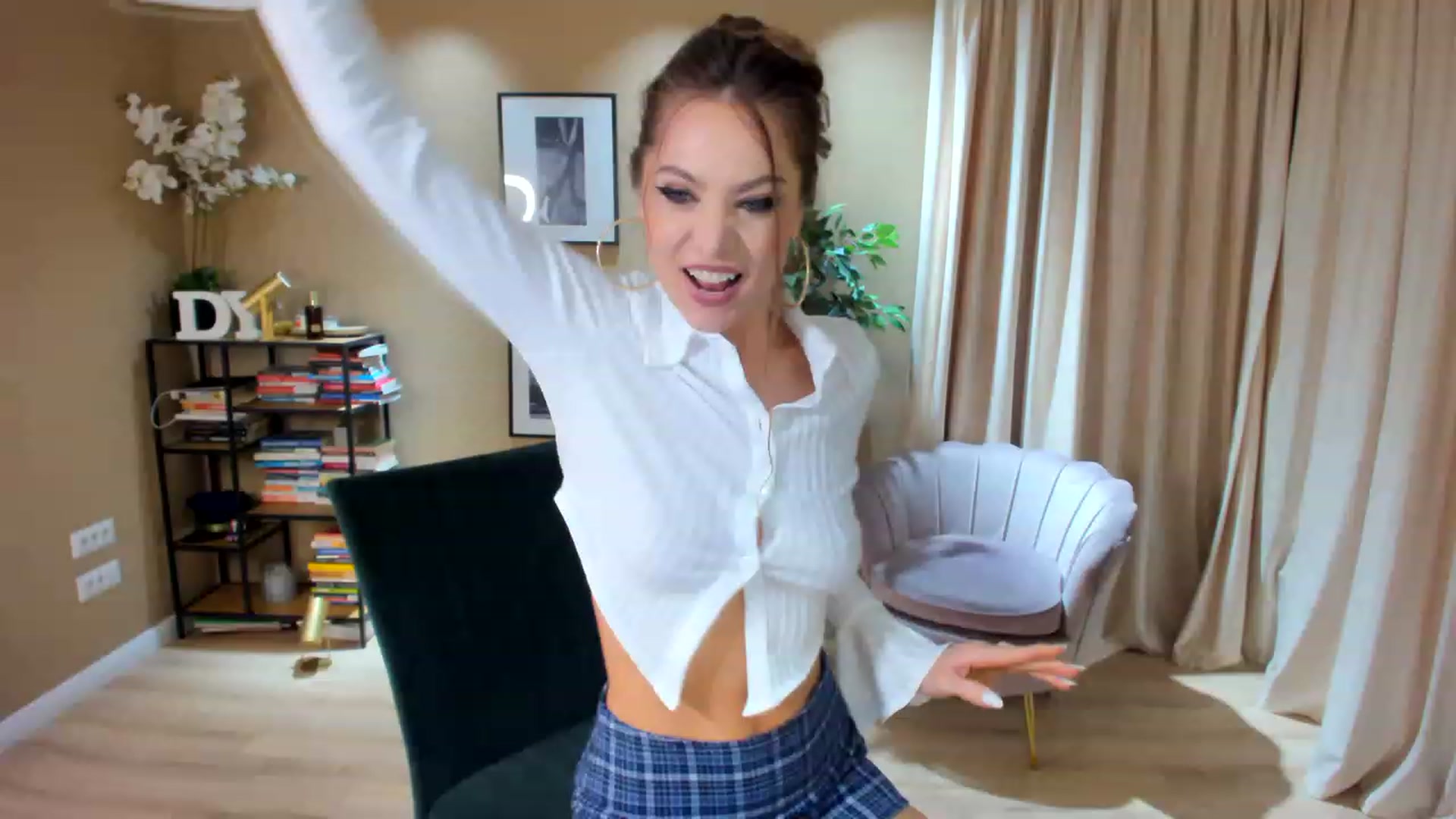 Gallery image thumbnail from SerenDYpity's myfreecams stream on, 04/08/2023, 22:07 image 2 of 20