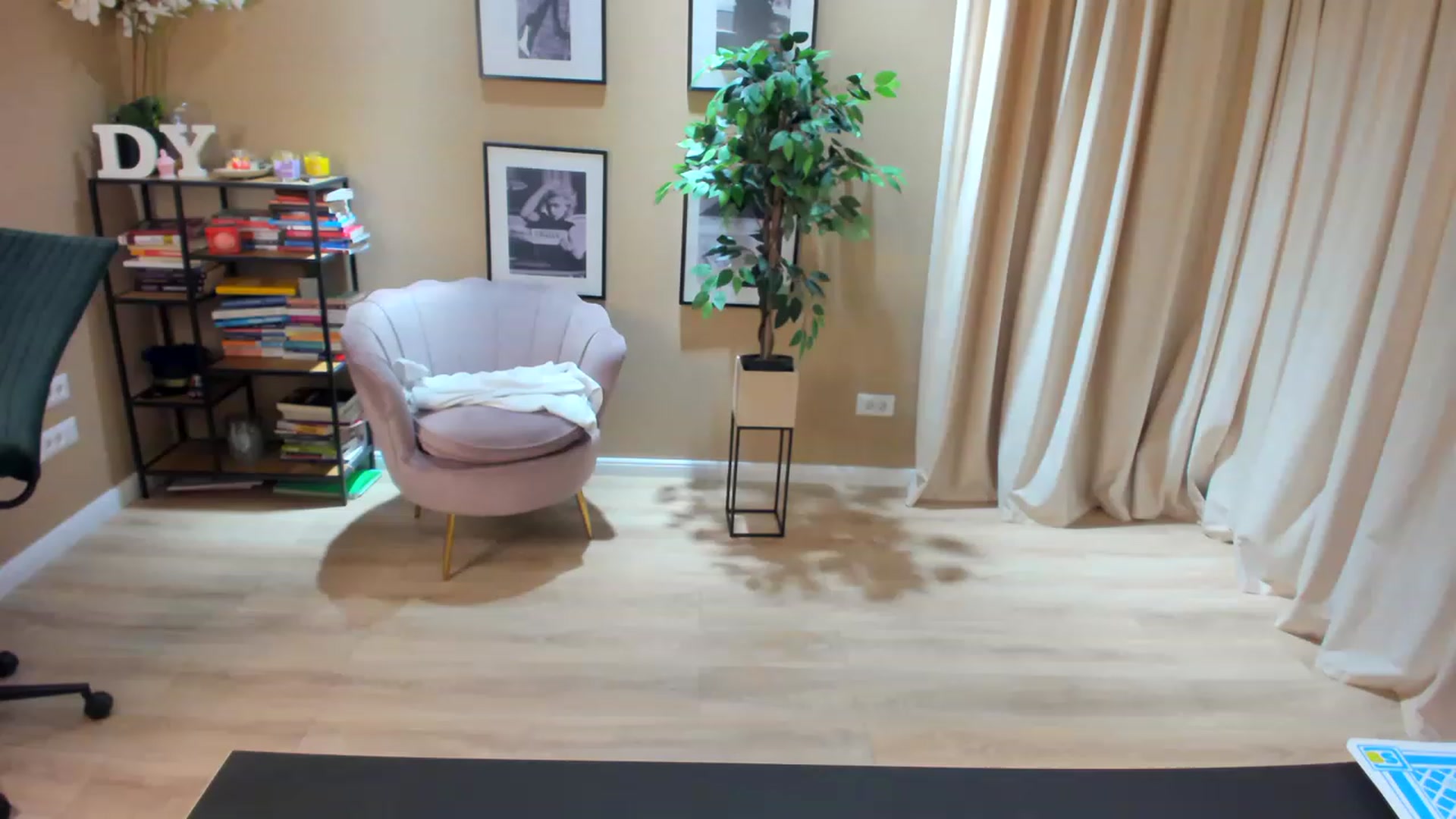 Gallery image thumbnail from SerenDYpity's myfreecams stream on, 05/14/2023, 21:47 image 5 of 20