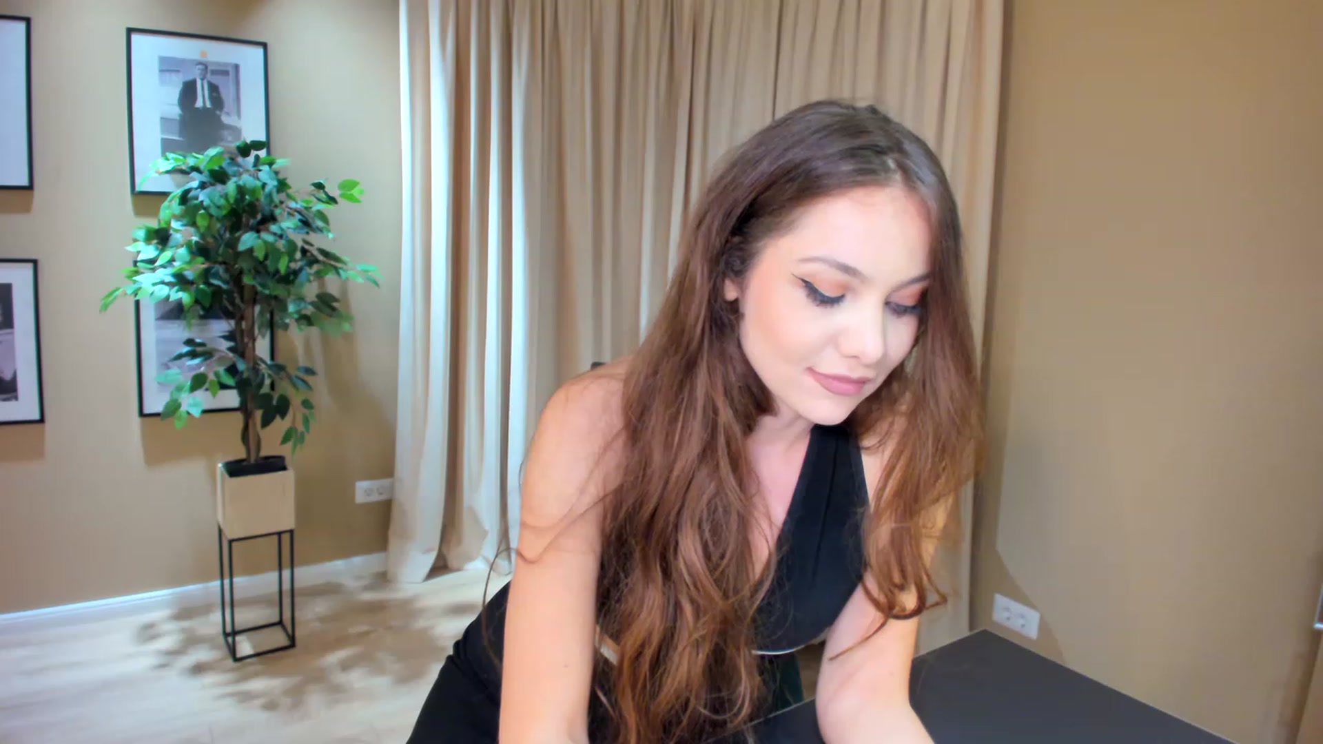 Gallery image thumbnail from SerenDYpity's myfreecams stream on, 05/19/2023, 21:03 image 10 of 20
