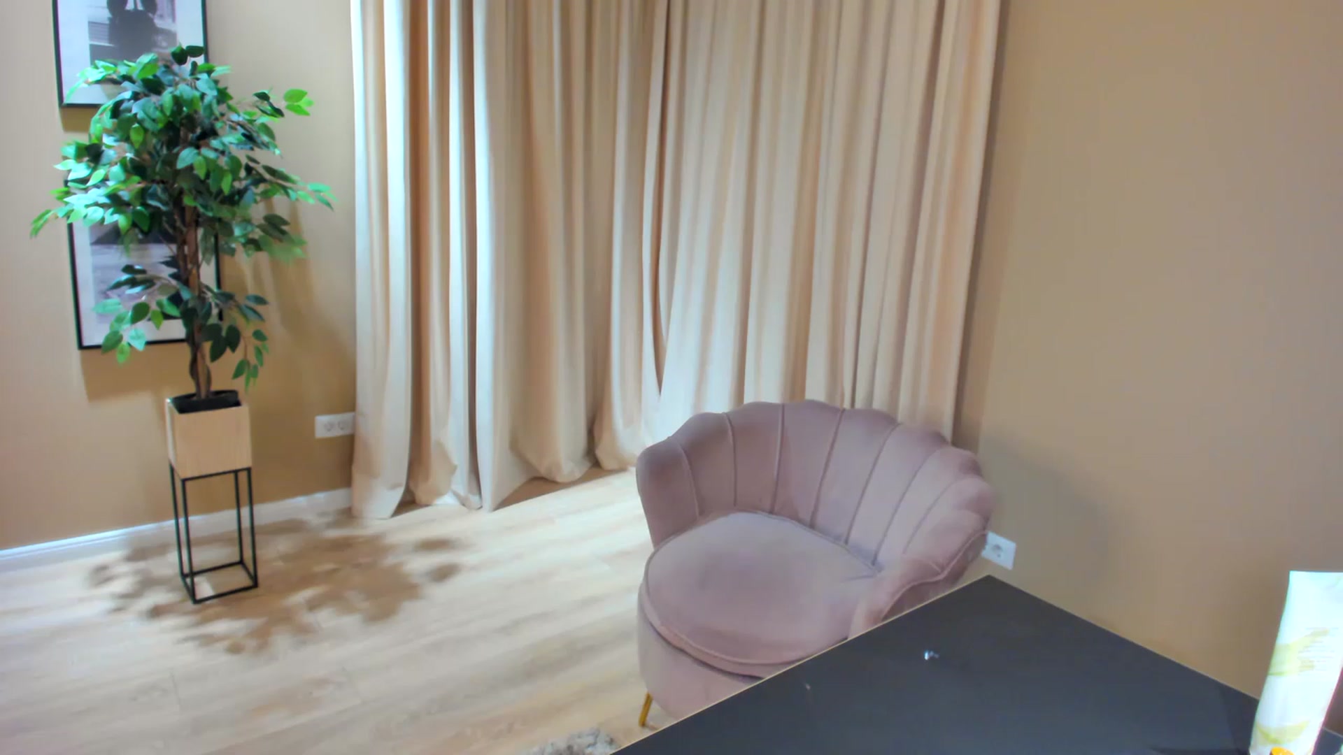 Gallery image thumbnail from SerenDYpity's myfreecams stream on, 05/19/2023, 23:06 image 19 of 20