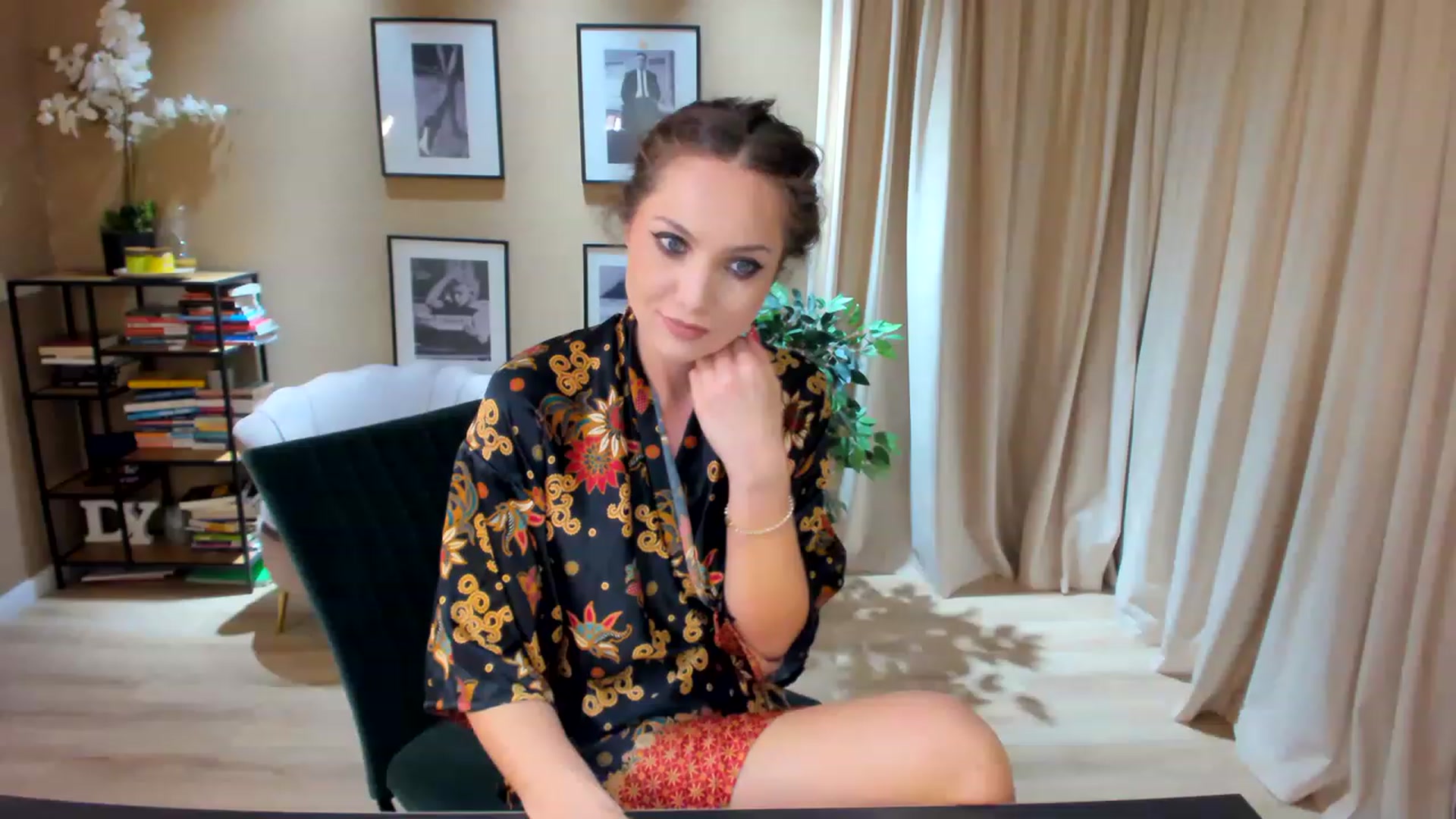 Gallery image thumbnail from SerenDYpity's myfreecams stream on, 05/25/2023, 19:32 image 17 of 20