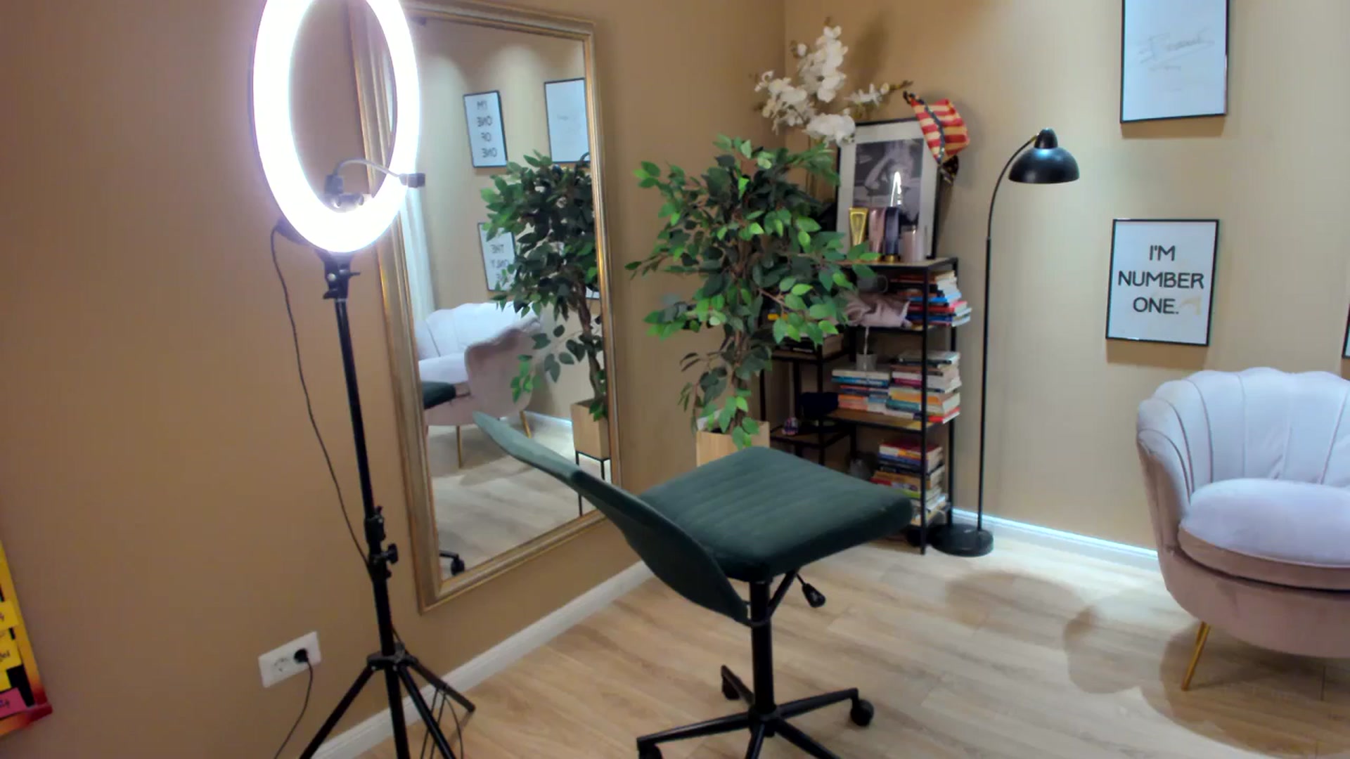 Gallery image thumbnail from SerenDYpity's myfreecams stream on, 10/06/2023, 21:02 image 15 of 20
