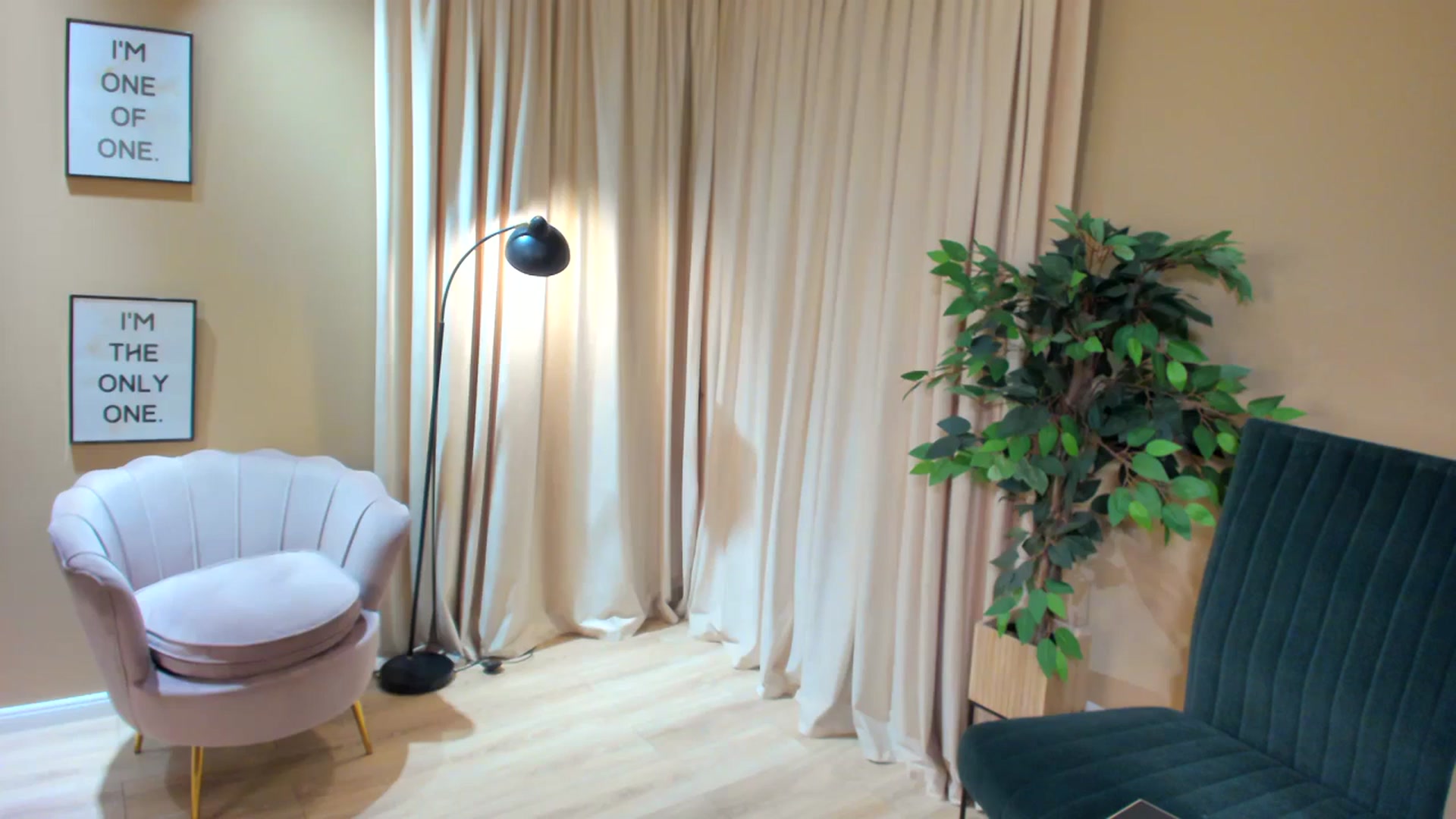Gallery image thumbnail from SerenDYpity's myfreecams stream on, 10/08/2023, 21:43 image 19 of 20