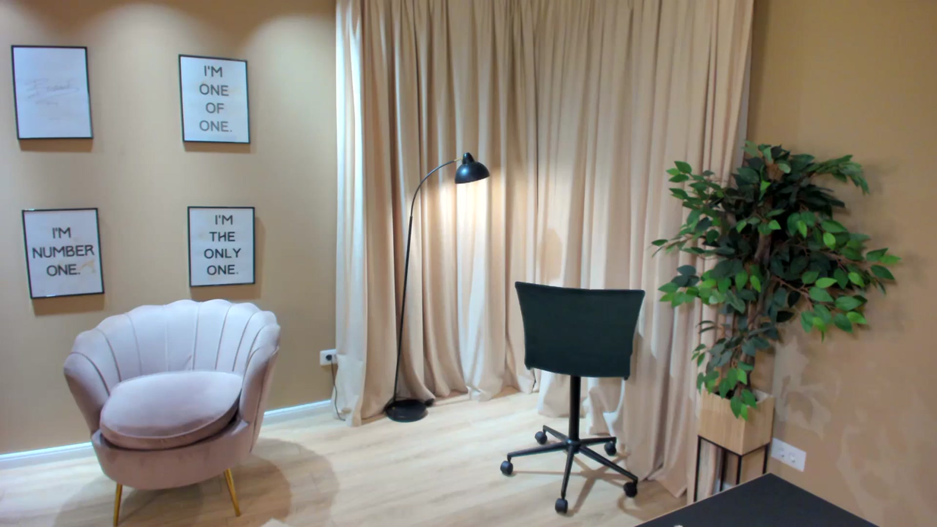 Gallery image thumbnail from SerenDYpity's myfreecams stream on, 10/17/2023, 23:27 image 17 of 20