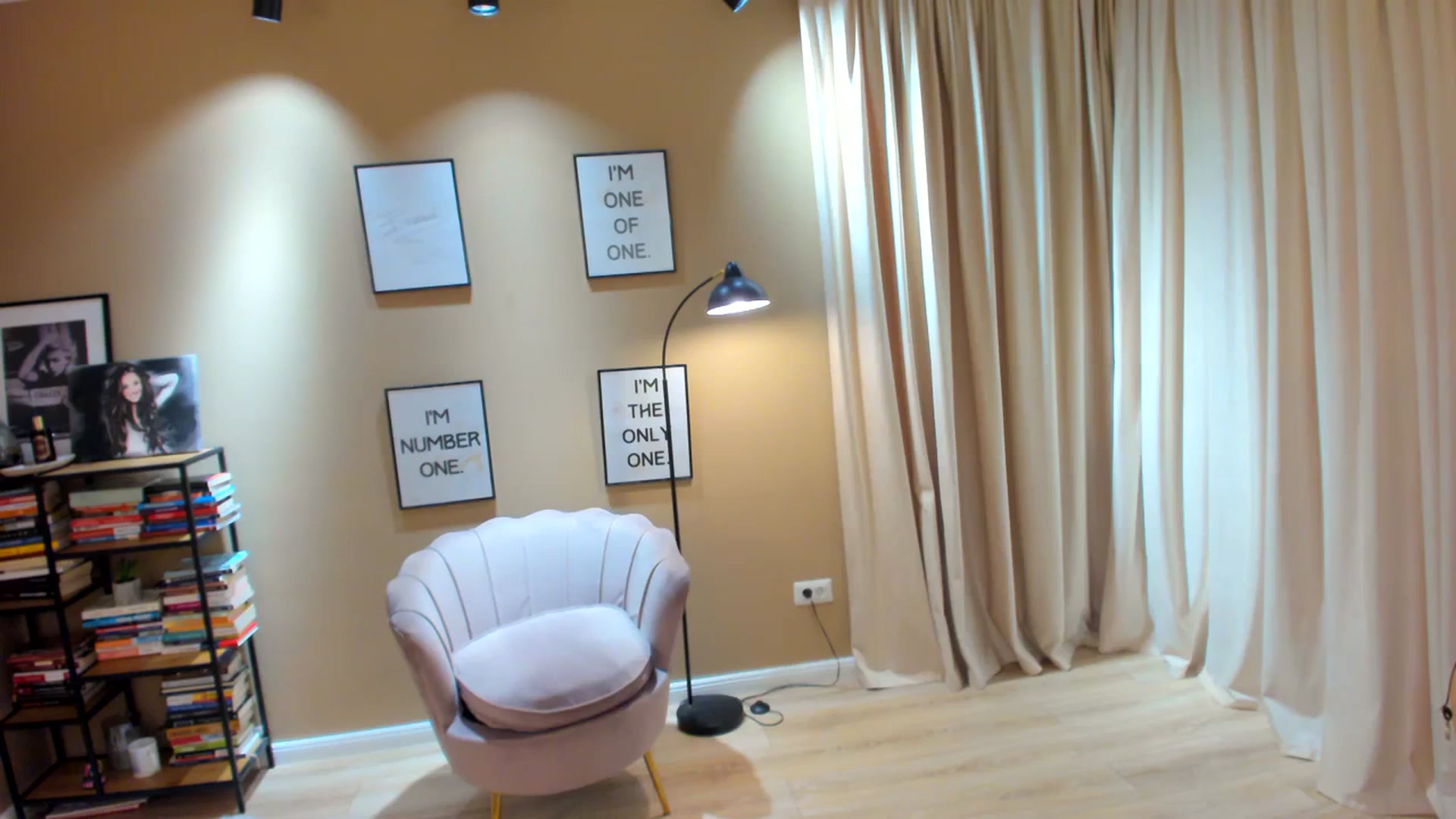 Gallery image thumbnail from SerenDYpity's myfreecams stream on, 11/19/2023, 23:36 image 17 of 20