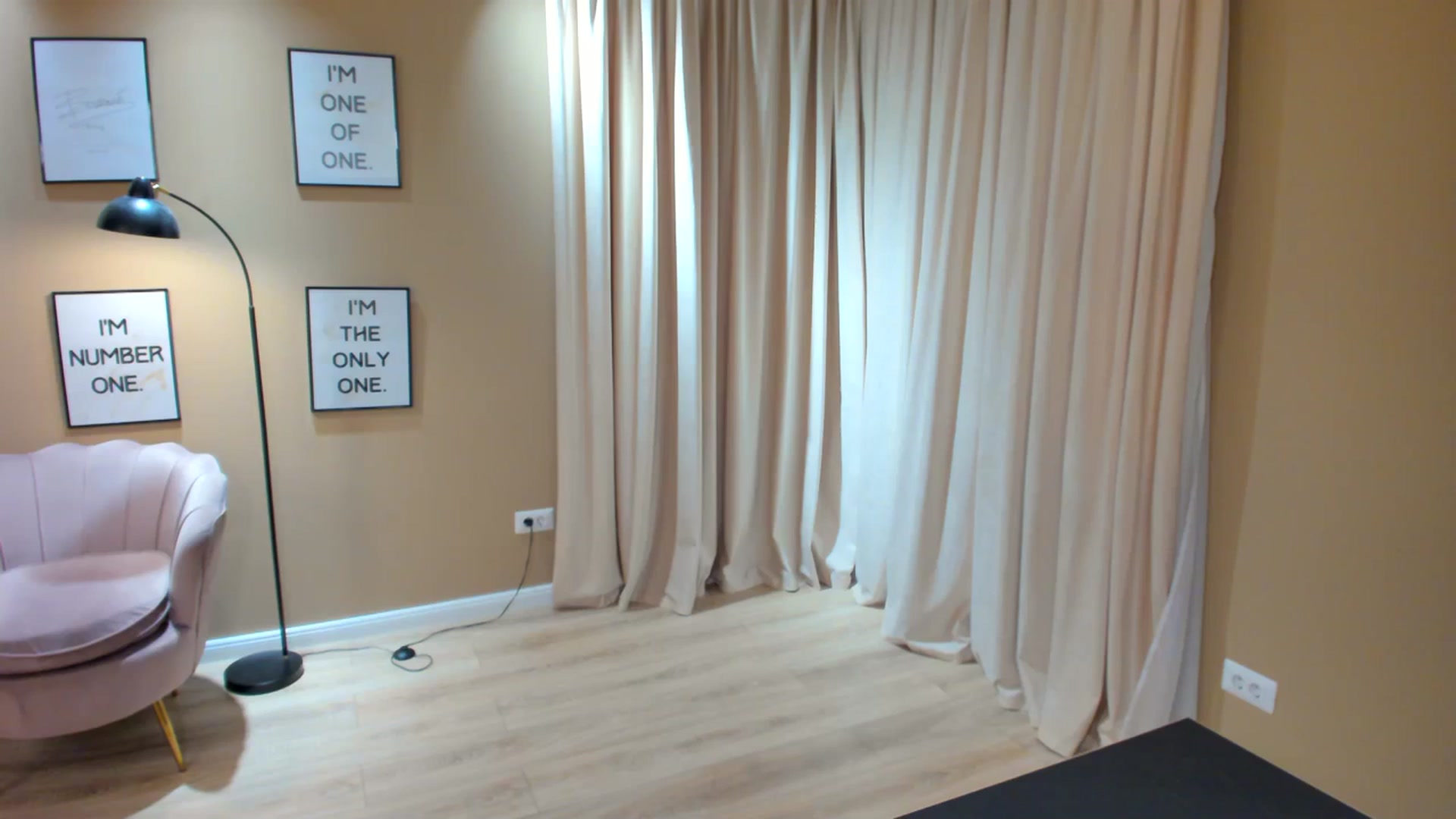 Gallery image thumbnail from SerenDYpity's myfreecams stream on, 11/22/2023, 23:13 image 15 of 20