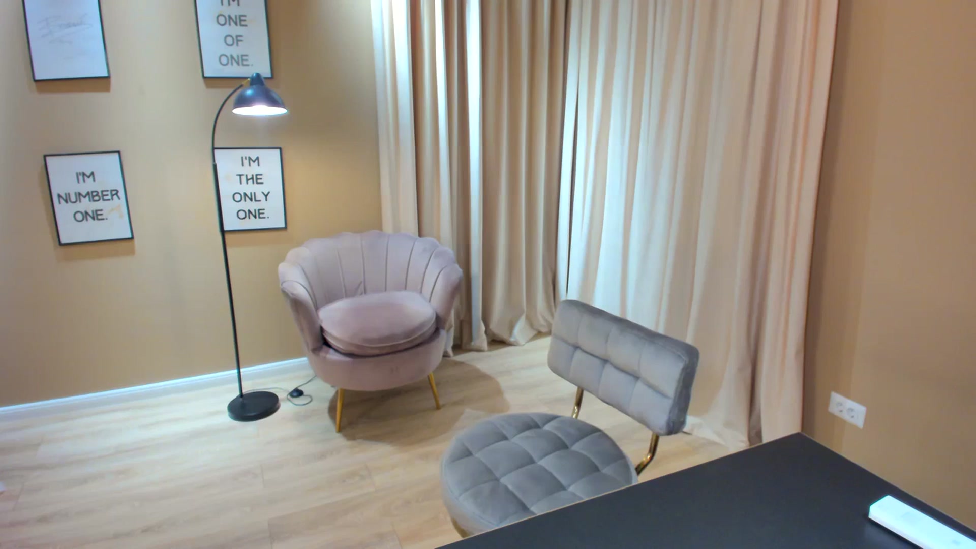 Gallery image thumbnail from SerenDYpity's myfreecams stream on, 12/02/2023, 21:37 image 14 of 20