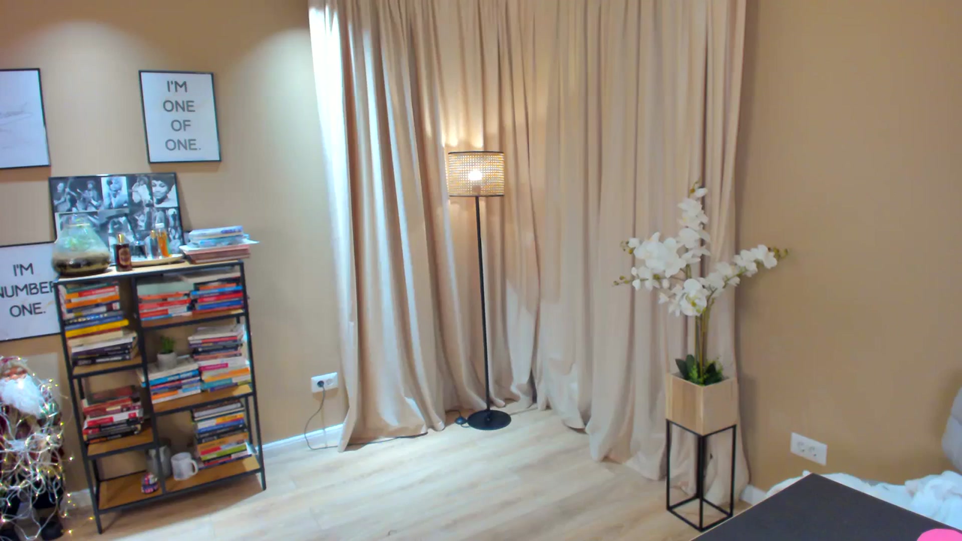 Gallery image thumbnail from SerenDYpity's myfreecams stream on, 12/11/2023, 23:07 image 1 of 20