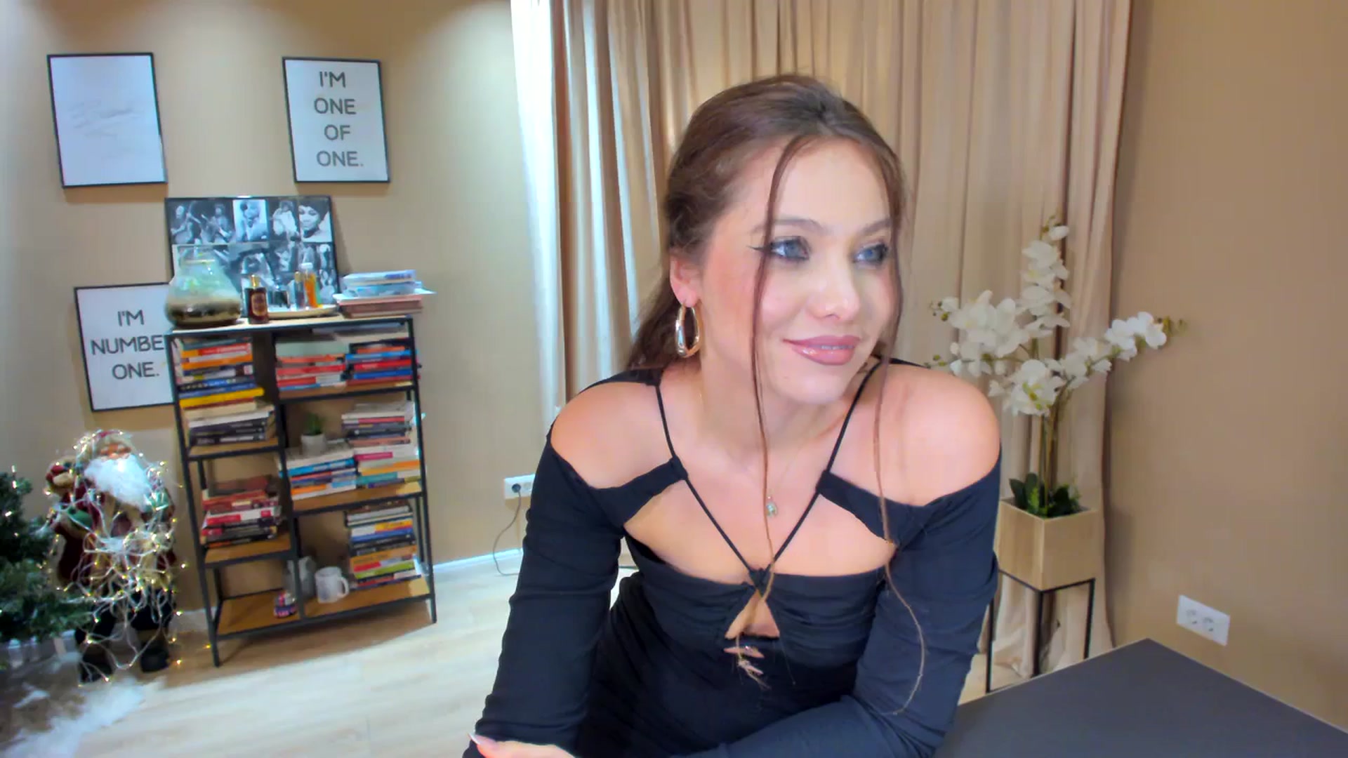 Gallery image thumbnail from SerenDYpity's myfreecams stream on, 12/11/2023, 23:07 image 9 of 20