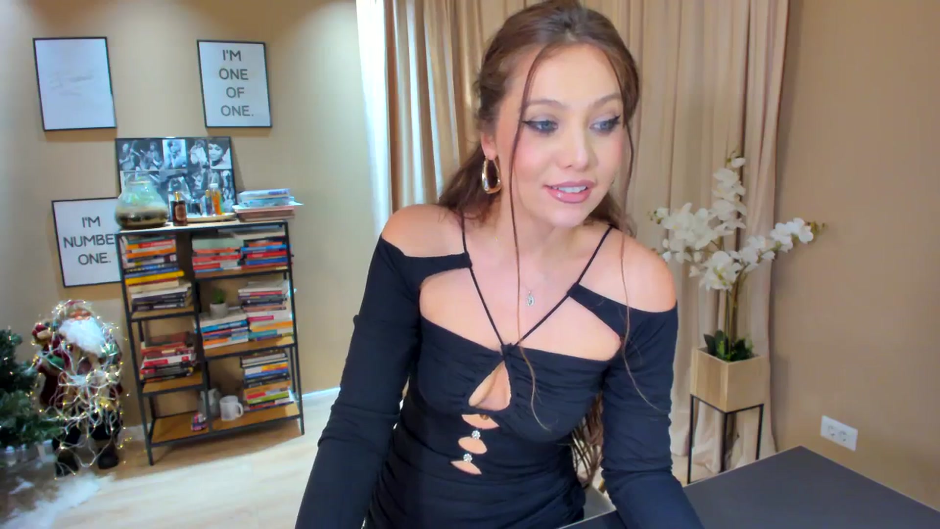 Gallery image thumbnail from SerenDYpity's myfreecams stream on, 12/11/2023, 23:07 image 13 of 20
