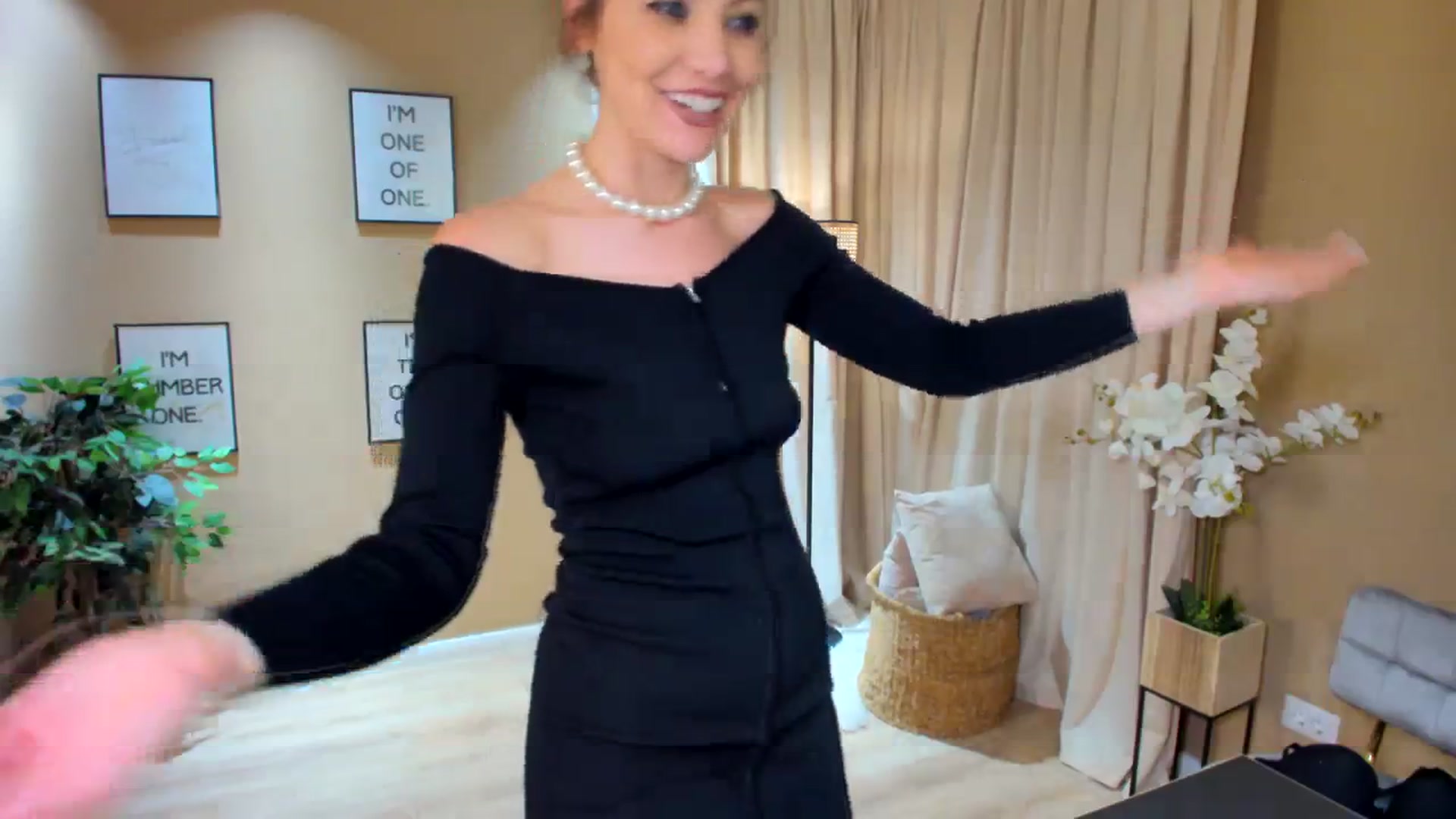 Gallery image thumbnail from SerenDYpity's myfreecams stream on, 01/25/2024, 24:01 image 9 of 20