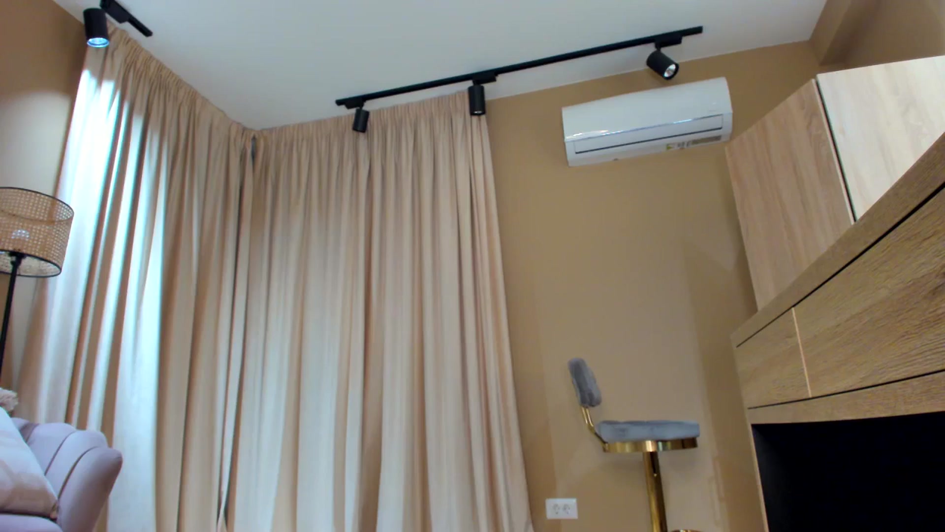 Gallery image thumbnail from SerenDYpity's myfreecams stream on, 02/24/2024, 20:41 image 7 of 20