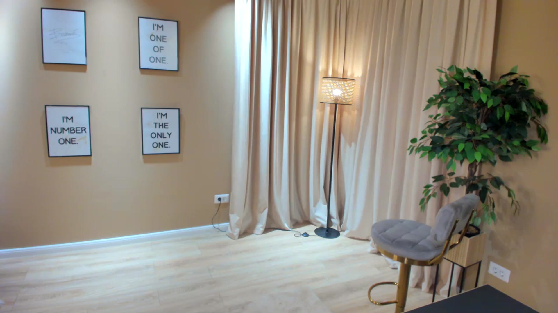Gallery image thumbnail from SerenDYpity's myfreecams stream on, 03/13/2024, 24:07 image 9 of 20