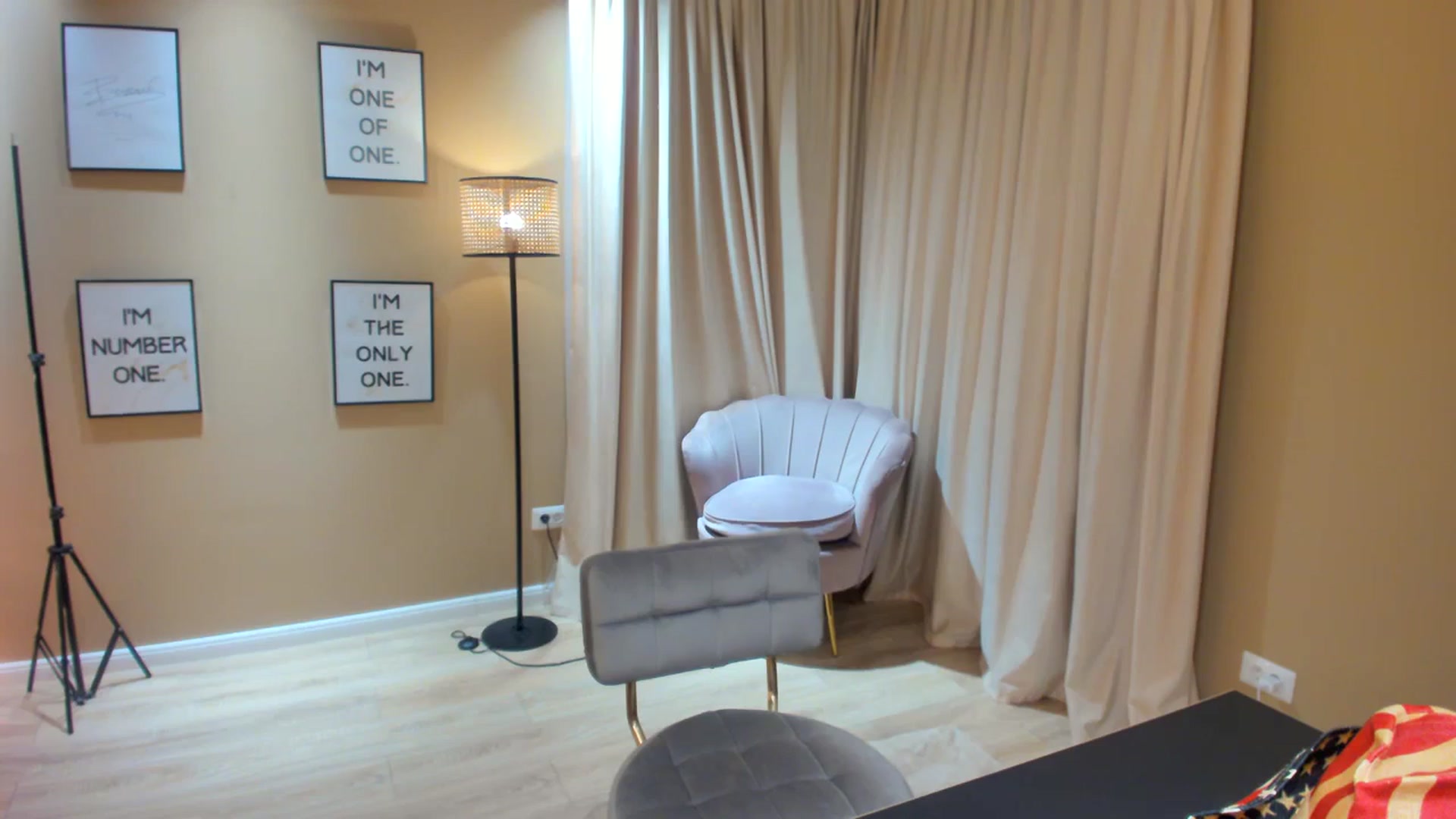 Gallery image thumbnail from SerenDYpity's myfreecams stream on, 04/06/2024, 22:20 image 7 of 20