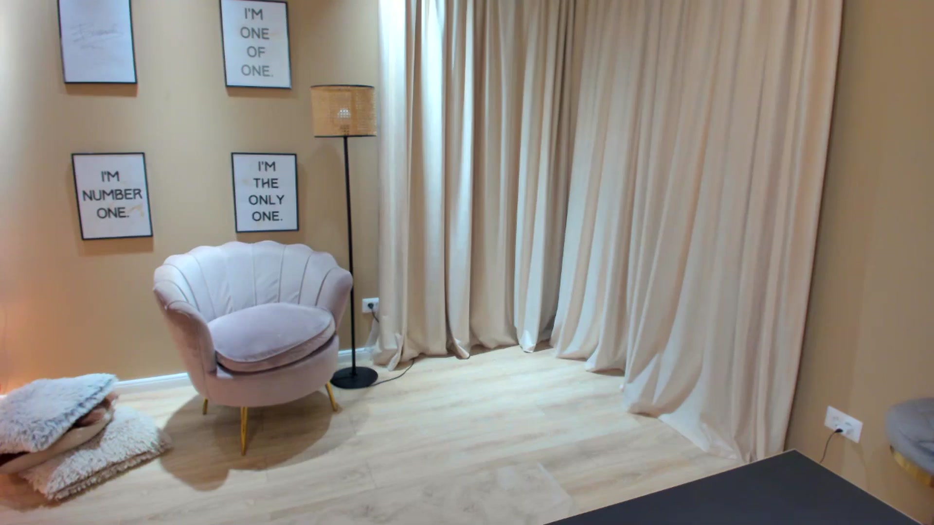 Gallery image thumbnail from SerenDYpity's myfreecams stream on, 04/17/2024, 21:22 image 6 of 20