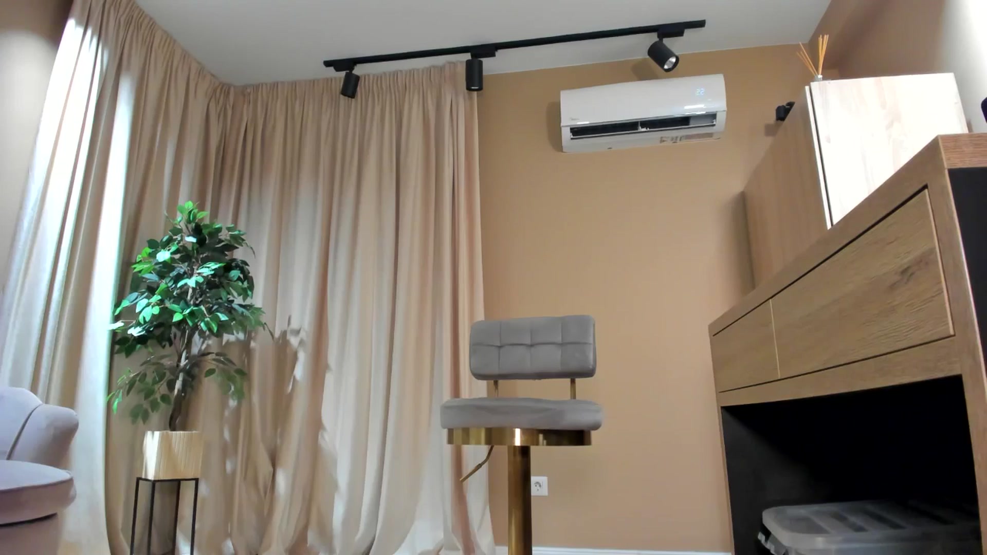 Gallery image thumbnail from SerenDYpity's myfreecams stream on, 10/11/2024, 16:50 image 7 of 20