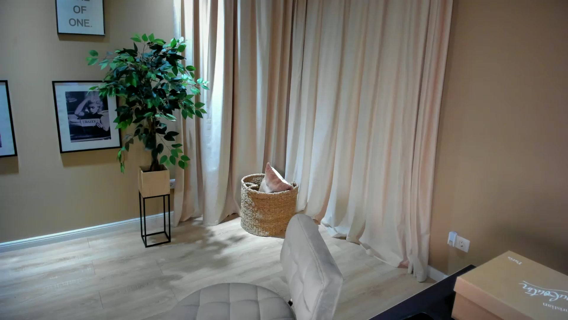 Gallery image thumbnail from SerenDYpity's myfreecams stream on, 11/01/2024, 19:55 image 17 of 20