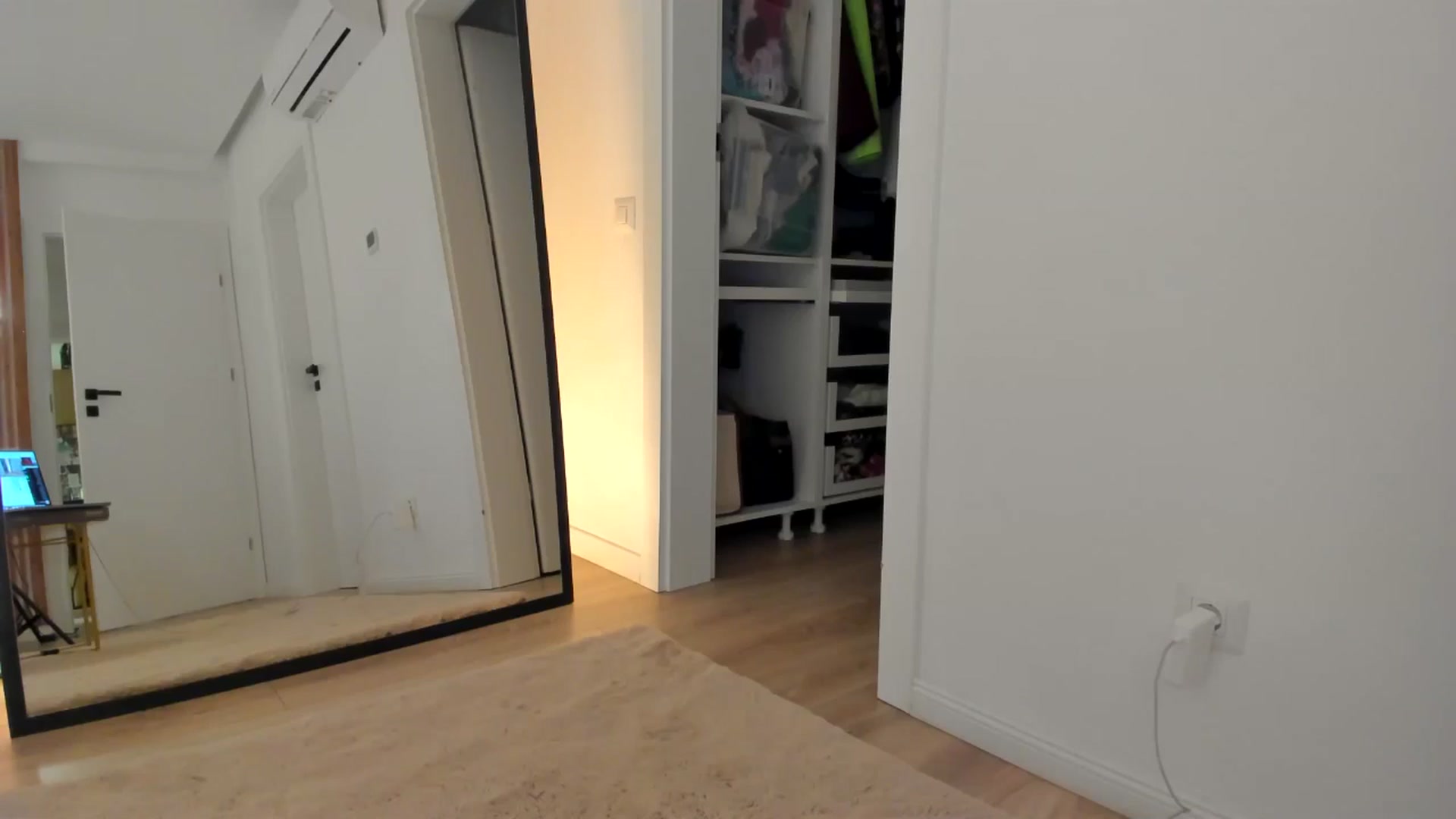 Gallery image thumbnail from SerenDYpity's myfreecams stream on, 11/21/2024, 16:54 image 3 of 20
