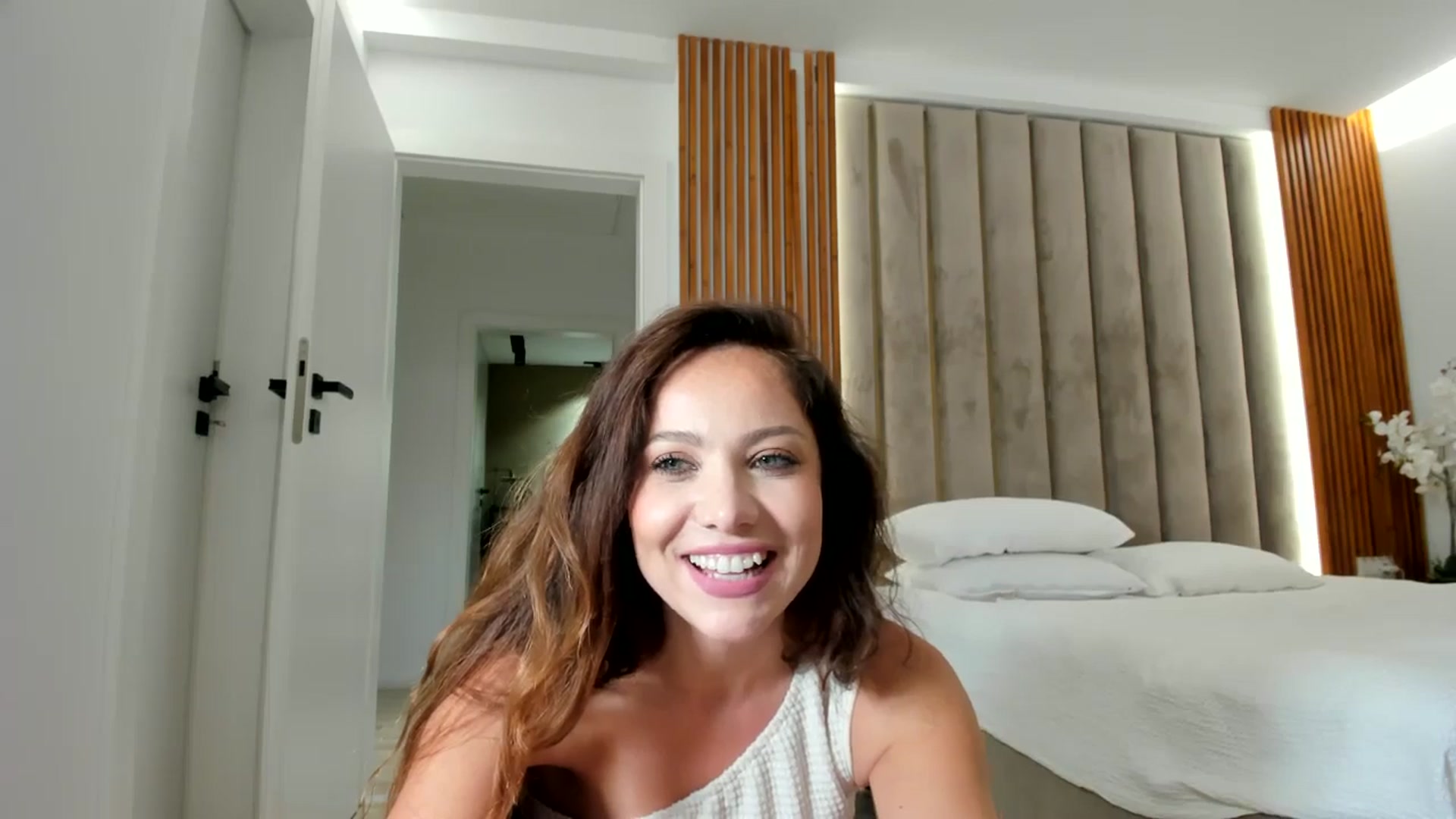 Gallery image thumbnail from SerenDYpity's myfreecams stream on, 08/21/2025, 18:21 image 14 of 20