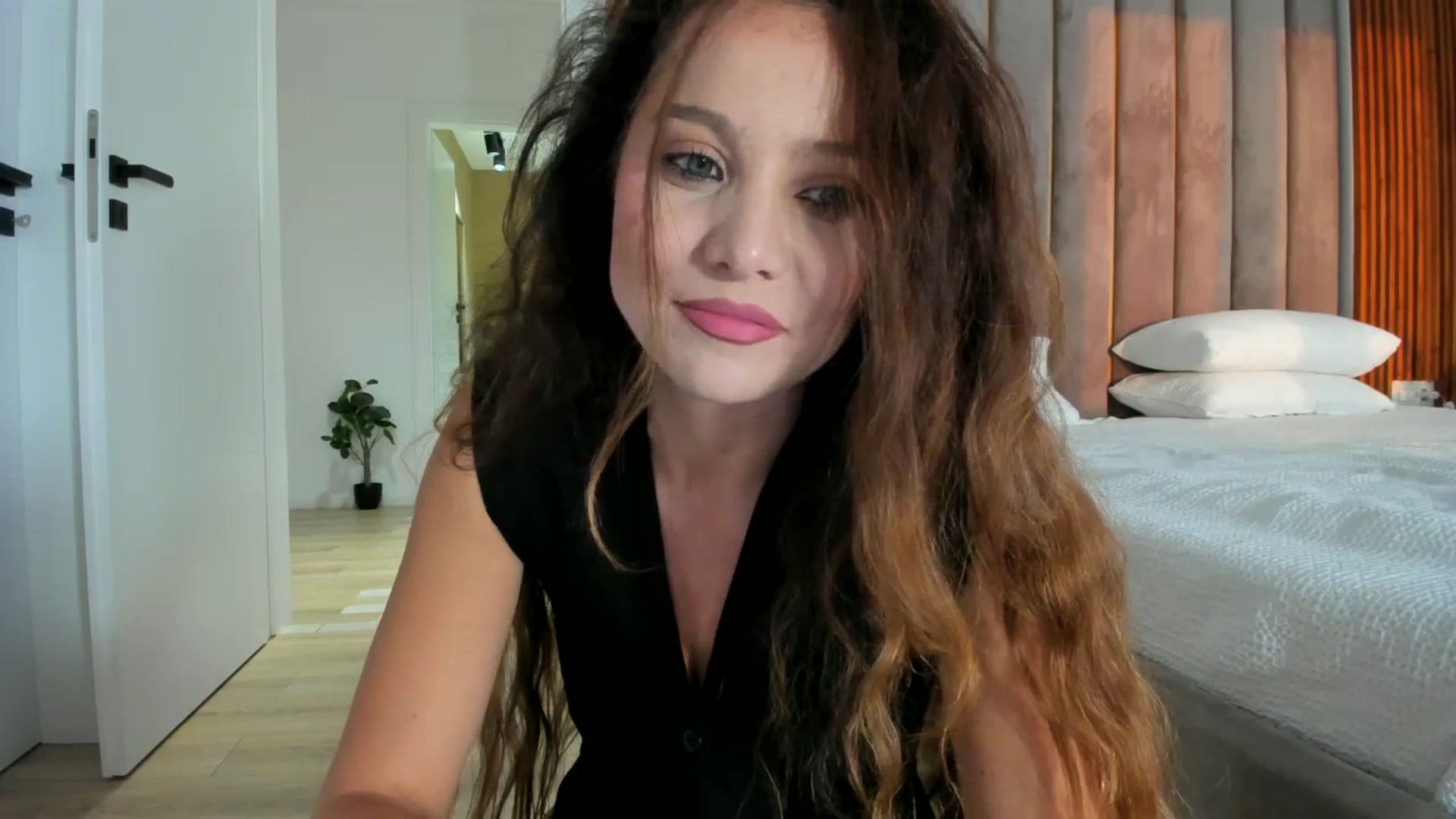 Gallery image thumbnail from SerenDYpity's myfreecams stream on, 09/04/2025, 18:20 image 6 of 20