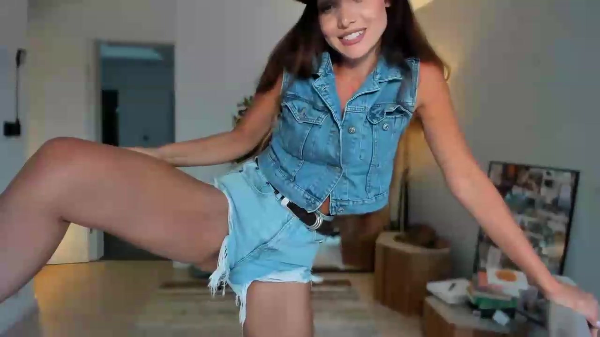 Gallery image thumbnail from SerenDYpity's myfreecams stream on, 08/19/2026, 16:53 image 11 of 20