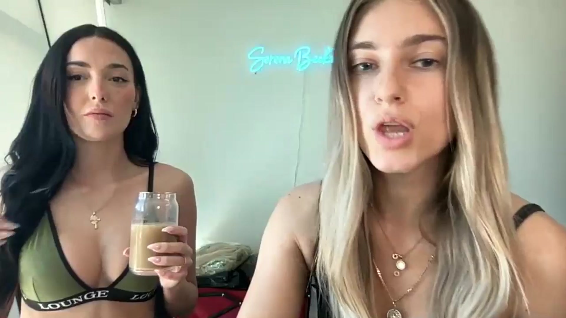 Gallery image thumbnail from SerenaBecker_'s myfreecams stream on, 04/21/2024, 22:35 image 3 of 20