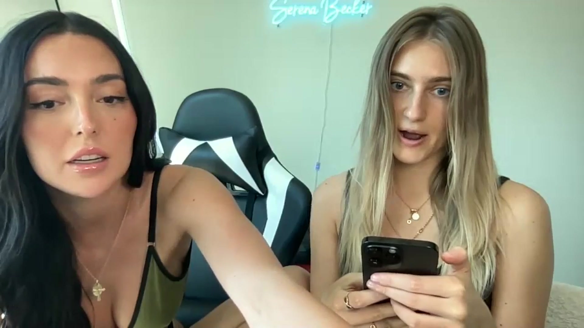 Gallery image thumbnail from SerenaBecker_'s myfreecams stream on, 04/22/2024, 24:38 image 15 of 20
