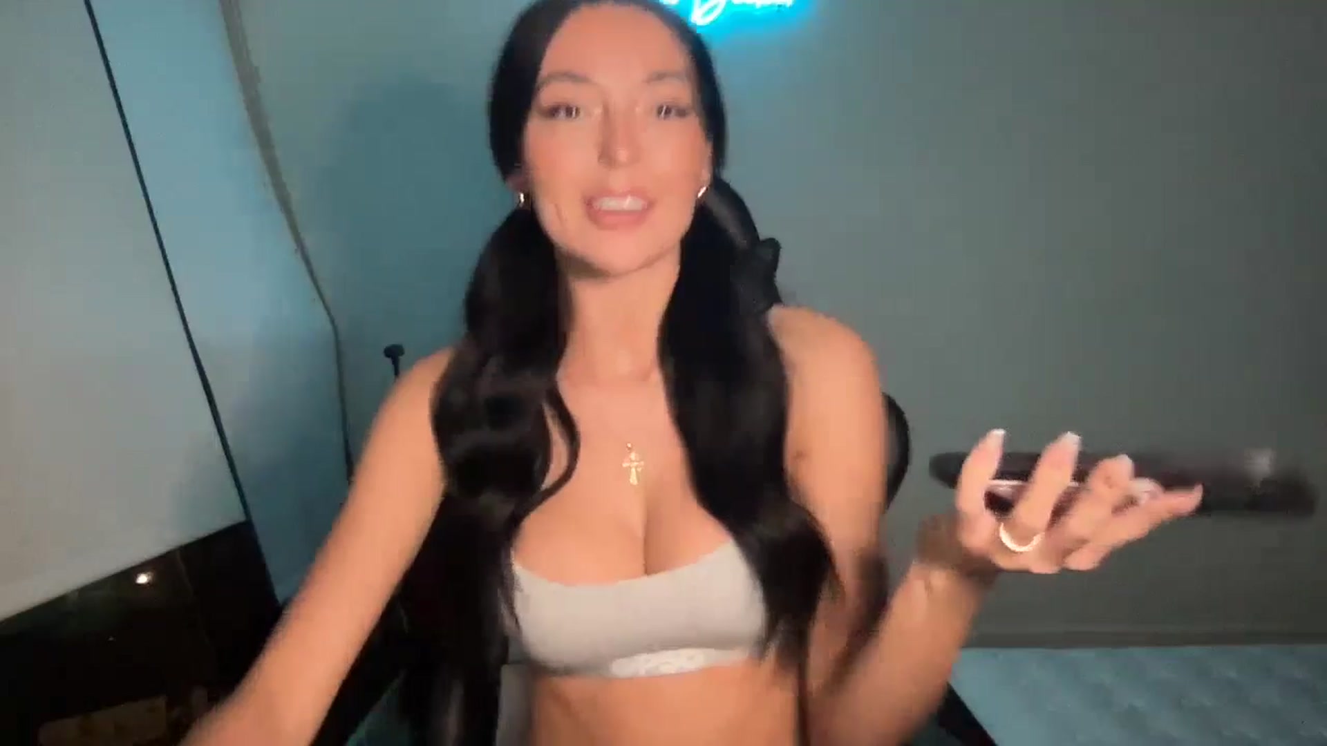 Gallery image thumbnail from SerenaBecker_'s myfreecams stream on, 04/24/2024, 03:33 image 15 of 20
