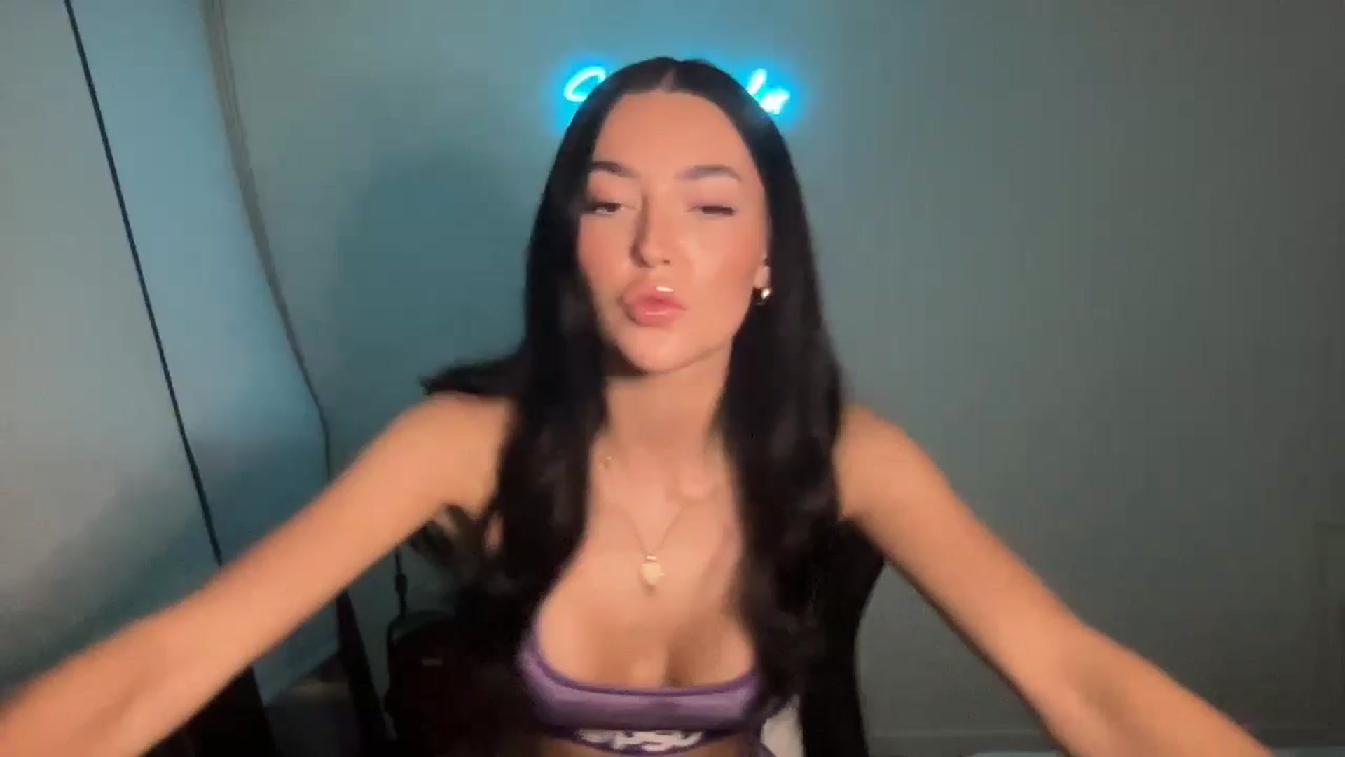 Gallery image thumbnail from SerenaBecker_'s myfreecams stream on, 05/03/2024, 04:09 image 1 of 20