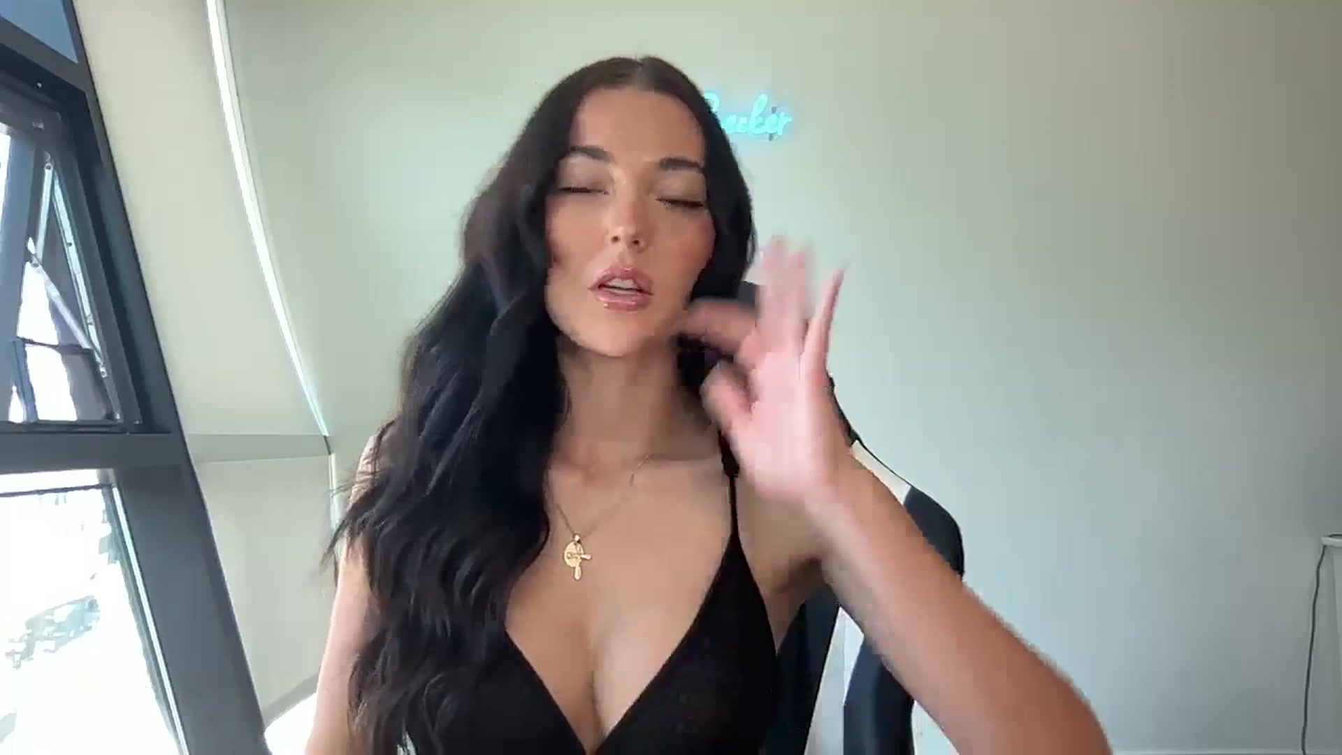 Gallery image thumbnail from SerenaBecker_'s myfreecams stream on, 06/08/2024, 24:00 image 19 of 20